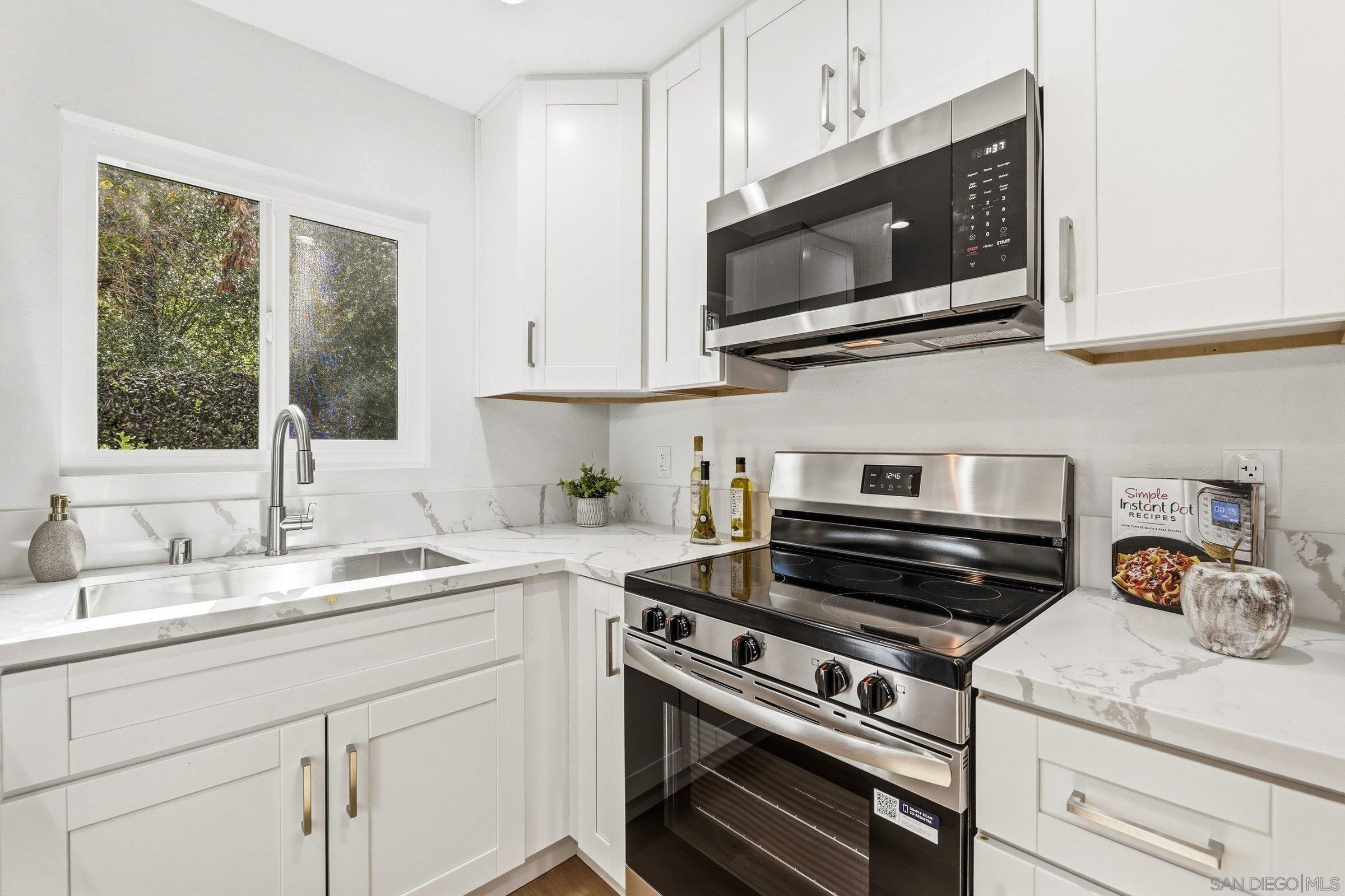 Detail Gallery Image 15 of 32 For 11219  Avenida De Los Lobos  #E,  San Diego,  CA 92127 - 1 Beds | 1 Baths