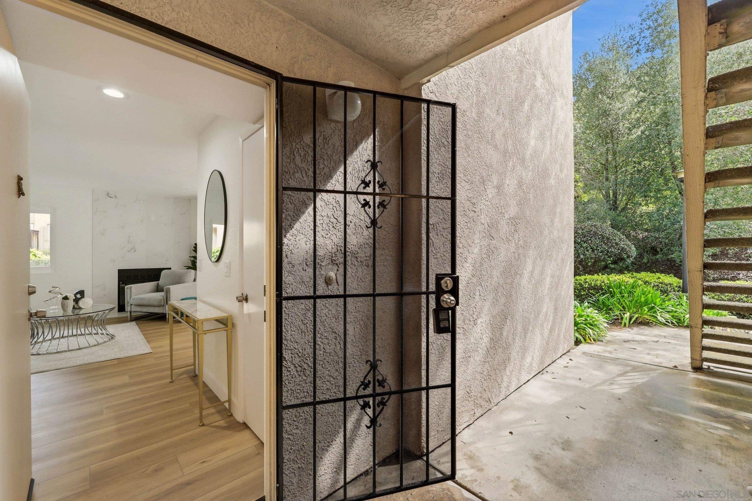 Detail Gallery Image 5 of 32 For 11219  Avenida De Los Lobos  #E,  San Diego,  CA 92127 - 1 Beds | 1 Baths