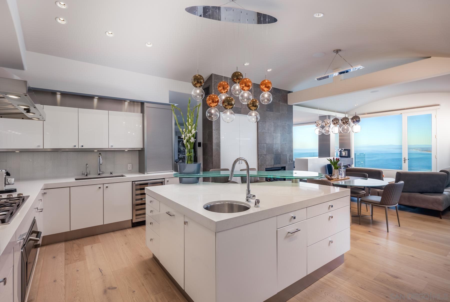 Detail Gallery Image 15 of 50 For 2032  via Casa Alta, La Jolla,  CA 92037 - 5 Beds | 5/1 Baths