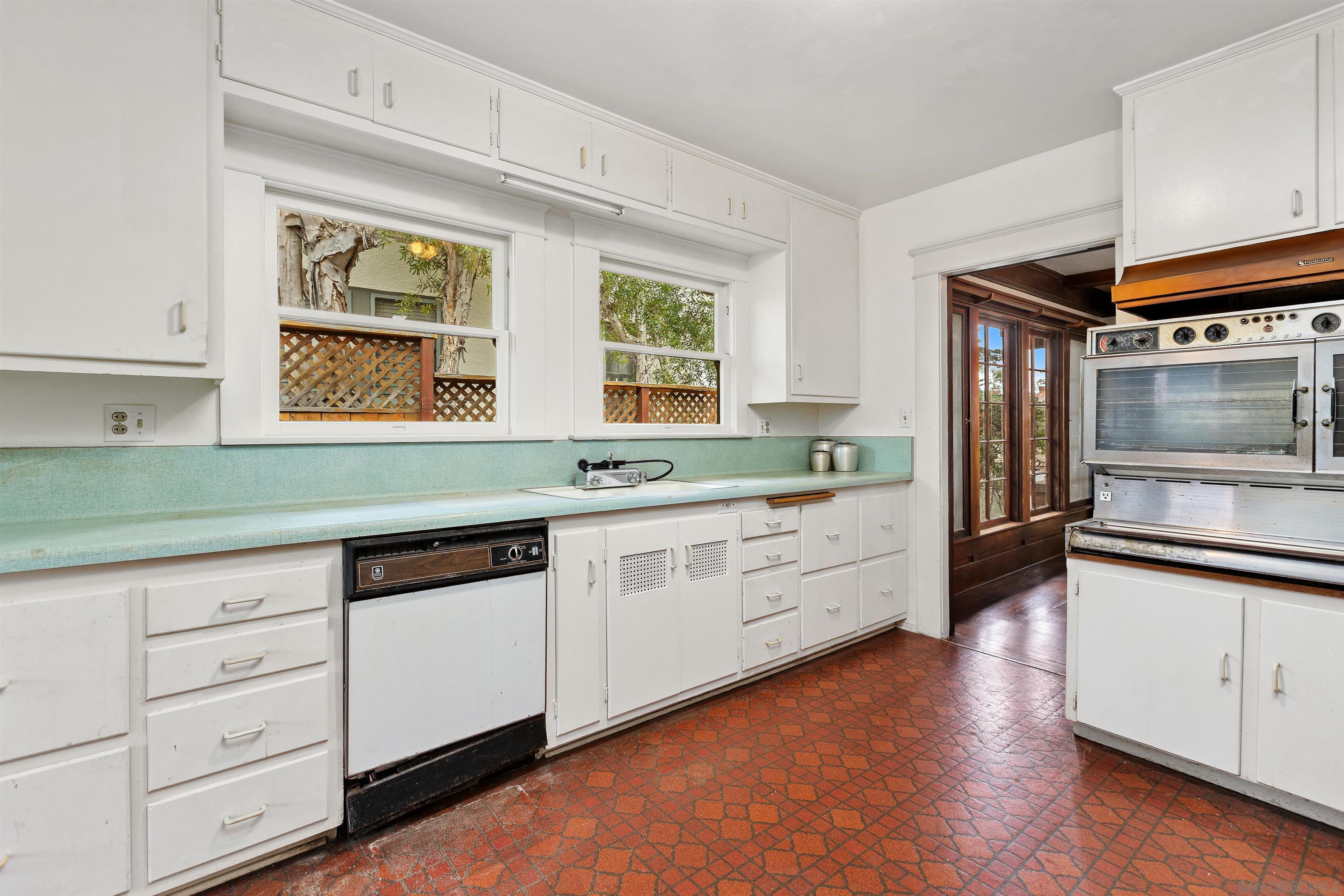 Detail Gallery Image 22 of 55 For 1884  Lyndon Rd, San Diego,  CA 92103 - 5 Beds | 2/1 Baths