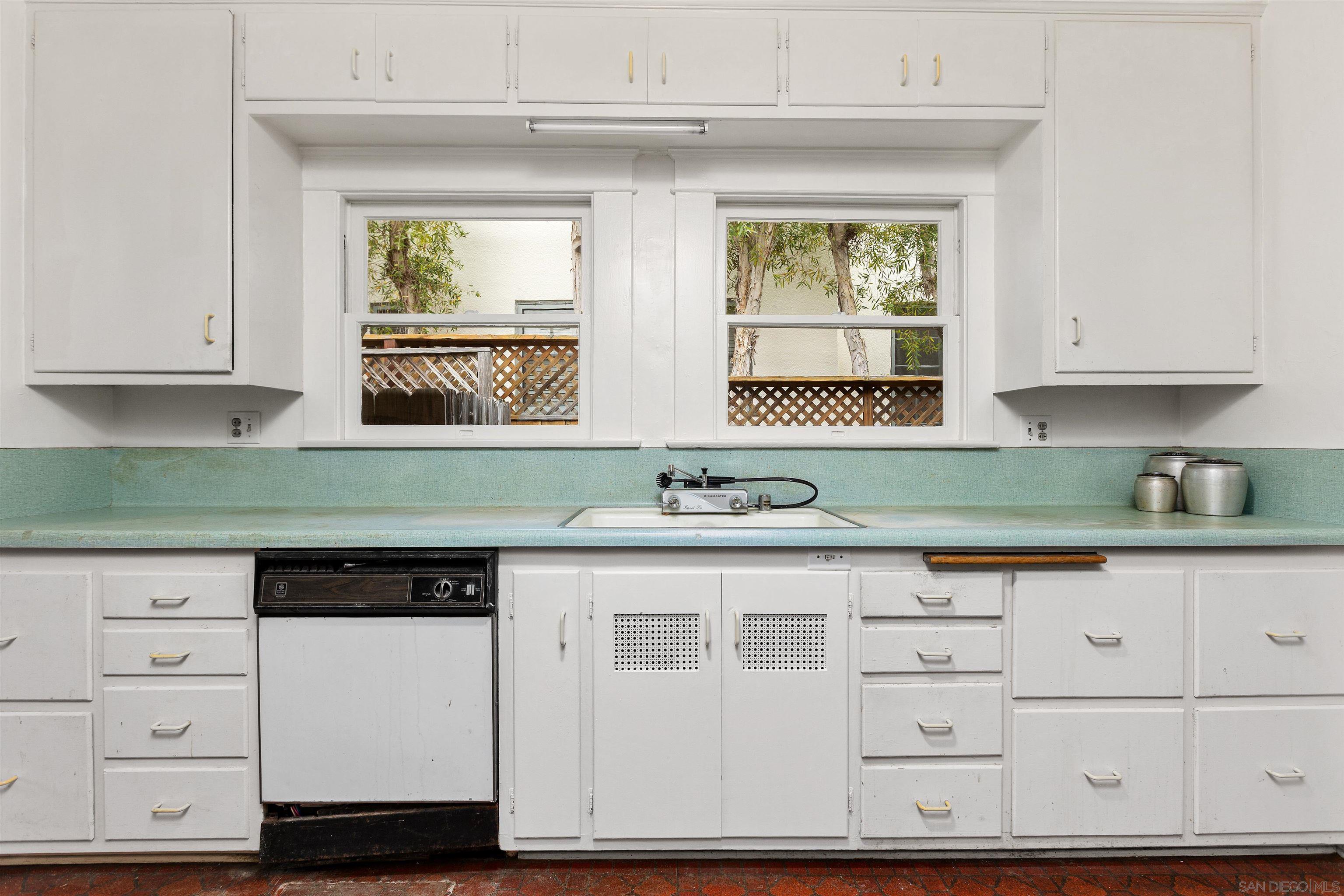 Detail Gallery Image 24 of 55 For 1884  Lyndon Rd, San Diego,  CA 92103 - 5 Beds | 2/1 Baths