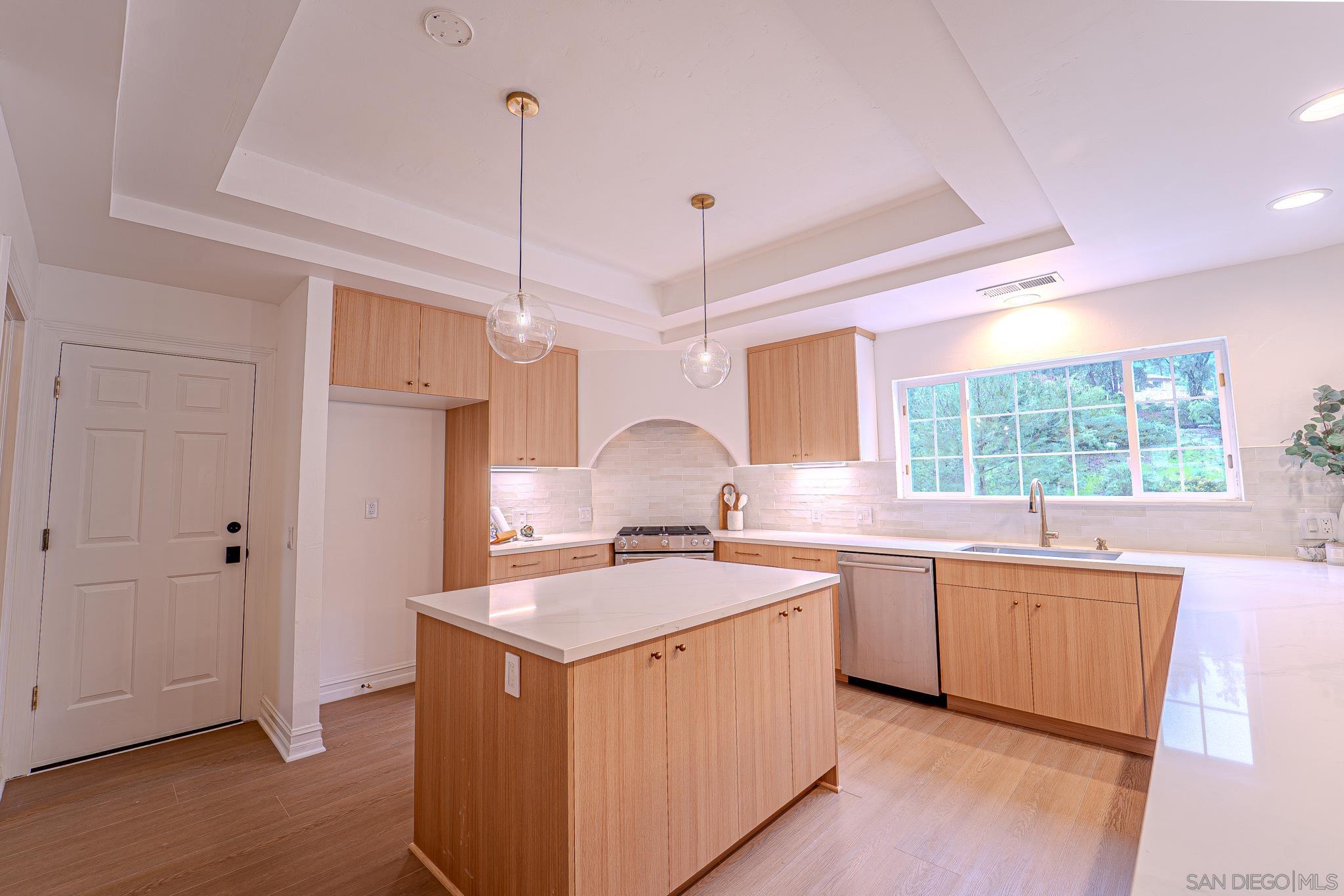 Detail Gallery Image 9 of 52 For 13746  Paseo Bonita, Poway,  CA 92064 - 4 Beds | 4/1 Baths