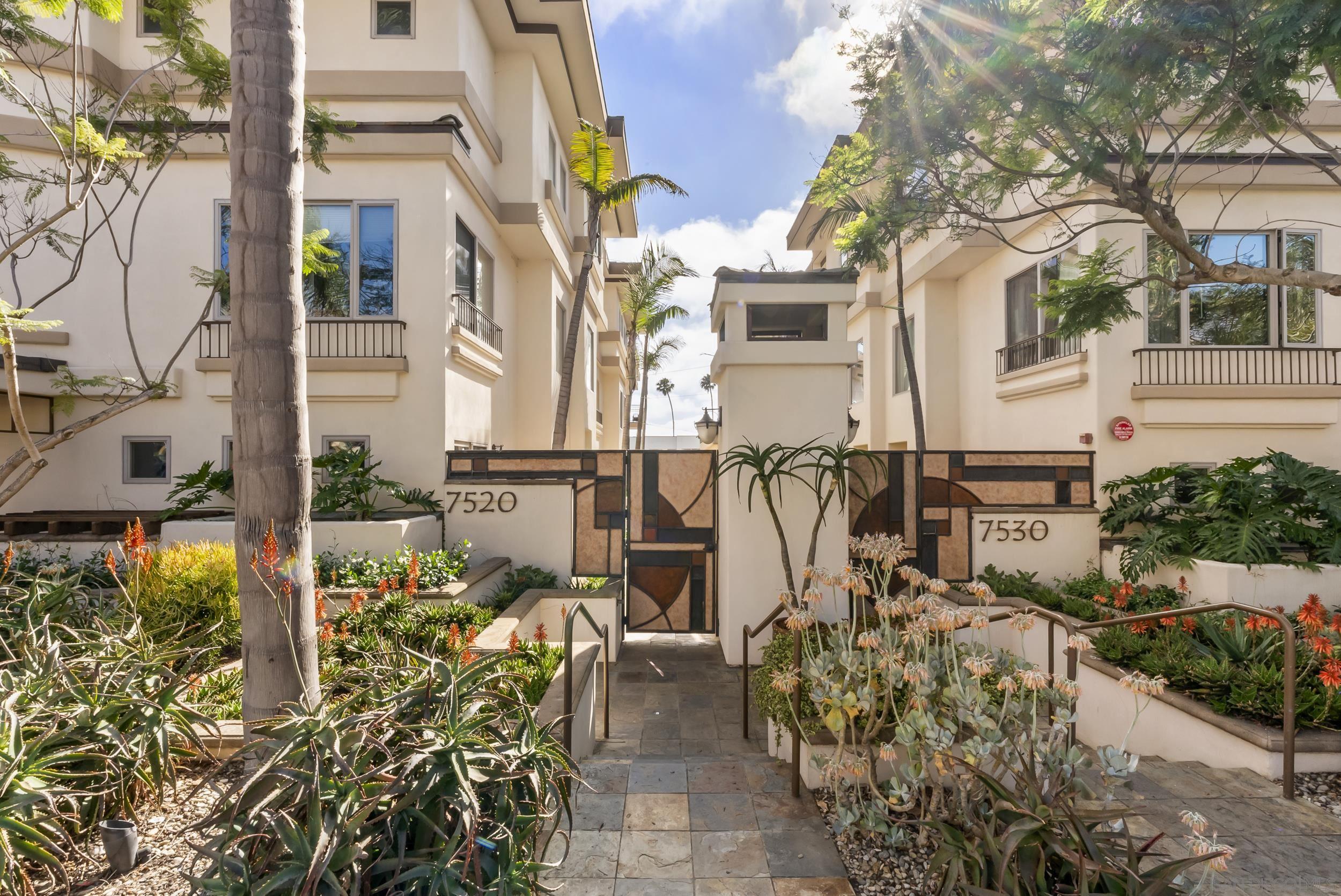 Detail Gallery Image 2 of 40 For 7520  Draper Ave  #3,  La Jolla,  CA 92037 - 3 Beds | 3/1 Baths