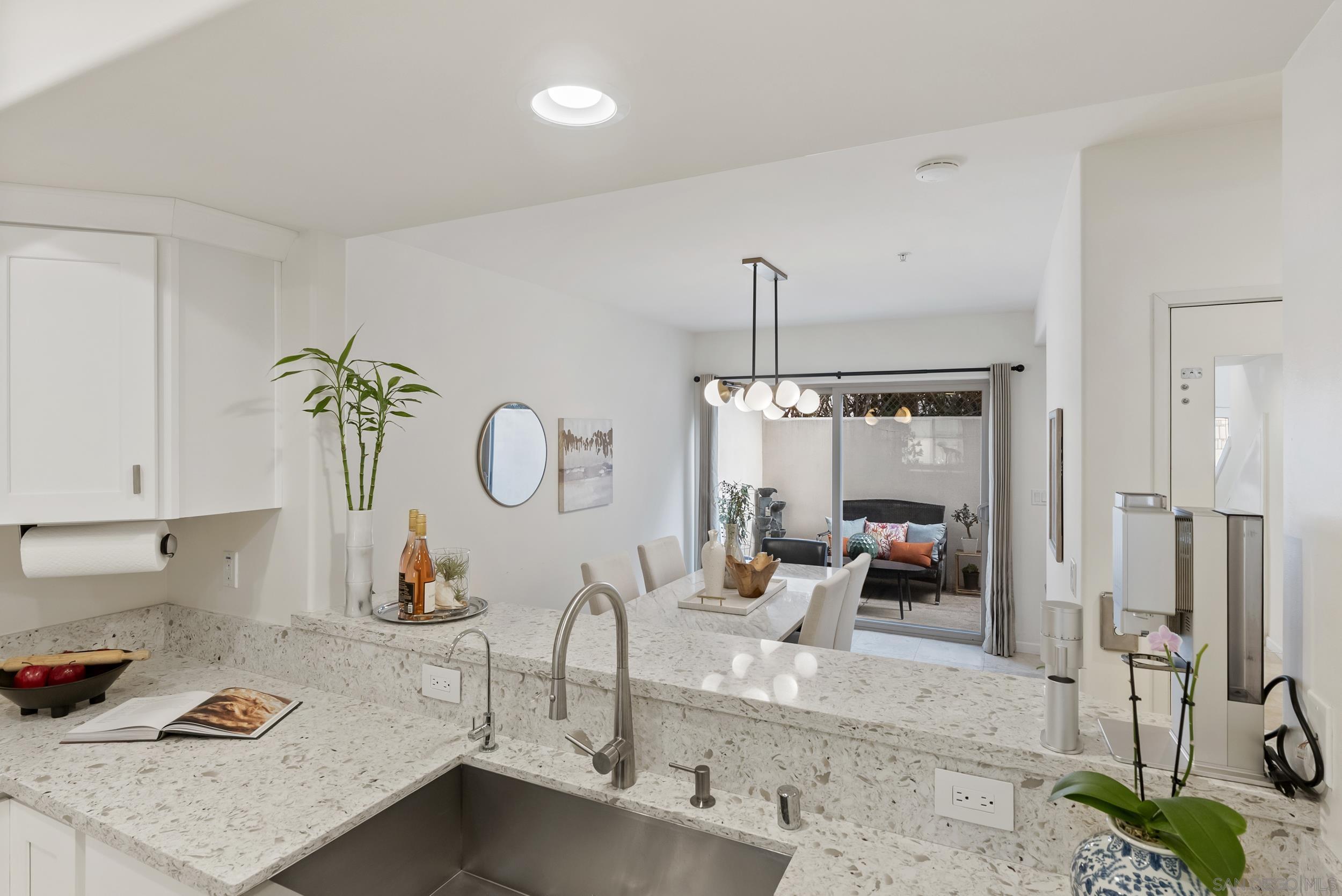 Detail Gallery Image 11 of 40 For 7520  Draper Ave  #3,  La Jolla,  CA 92037 - 3 Beds | 3/1 Baths