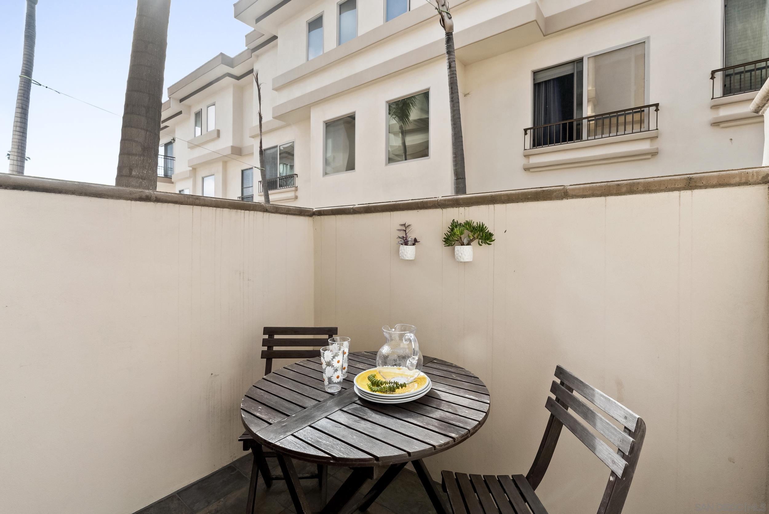 Detail Gallery Image 7 of 40 For 7520  Draper Ave  #3,  La Jolla,  CA 92037 - 3 Beds | 3/1 Baths