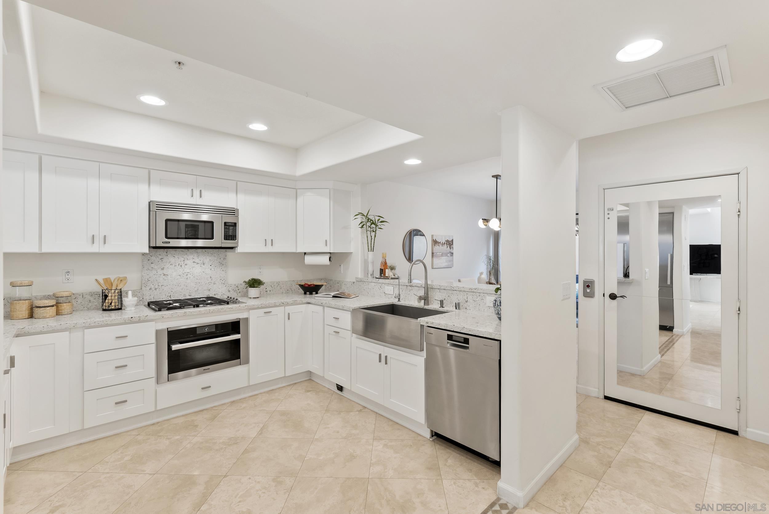 Detail Gallery Image 8 of 40 For 7520  Draper Ave  #3,  La Jolla,  CA 92037 - 3 Beds | 3/1 Baths