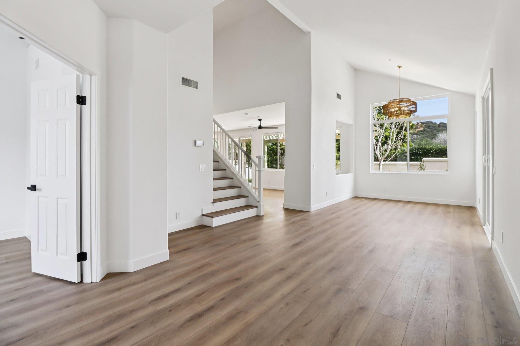 Detail Gallery Image 2 of 27 For 2082  Fairhope Loop, Vista,  CA 92081 - 4 Beds | 3 Baths