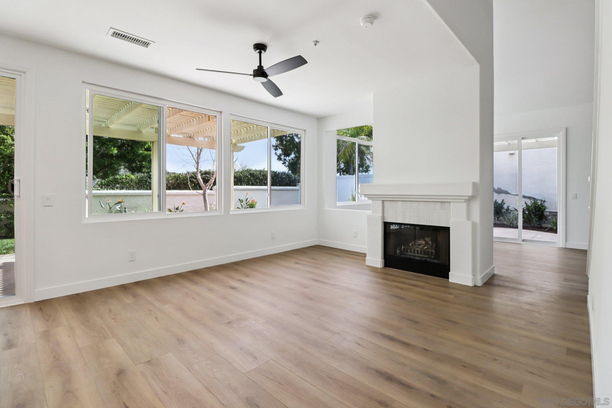 Detail Gallery Image 5 of 27 For 2082  Fairhope Loop, Vista,  CA 92081 - 4 Beds | 3 Baths