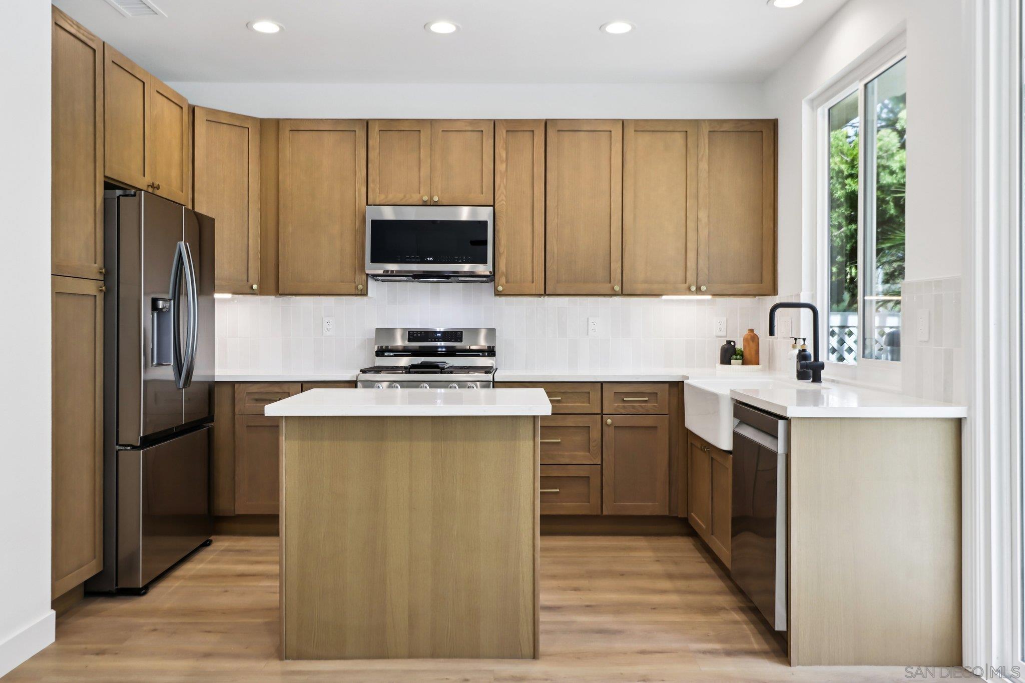 Detail Gallery Image 8 of 27 For 2082  Fairhope Loop, Vista,  CA 92081 - 4 Beds | 3 Baths