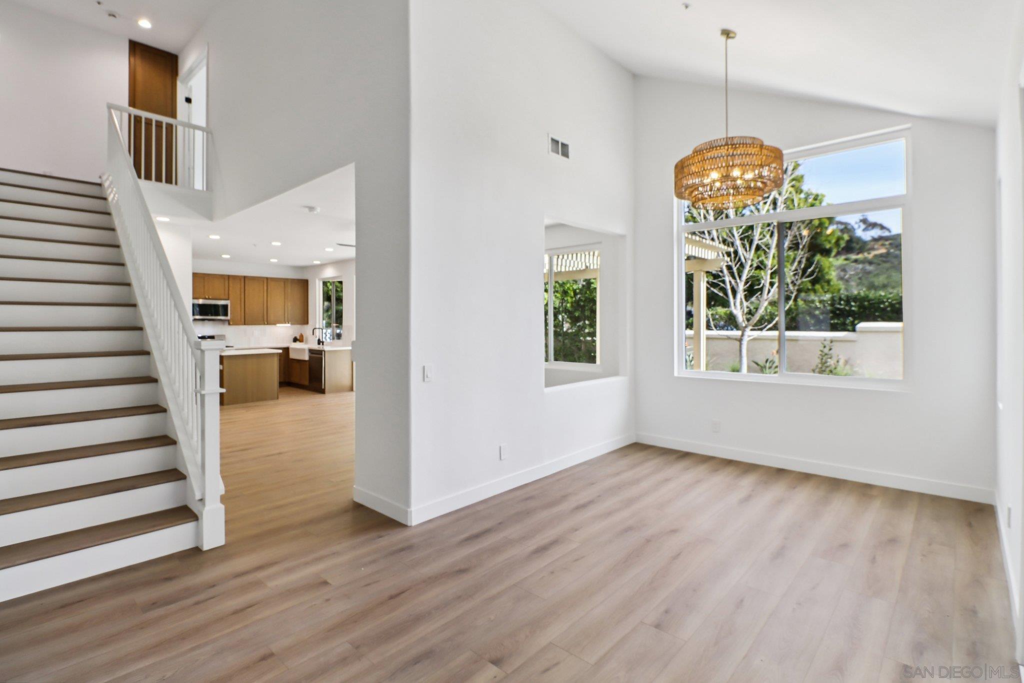 Detail Gallery Image 10 of 27 For 2082  Fairhope Loop, Vista,  CA 92081 - 4 Beds | 3 Baths