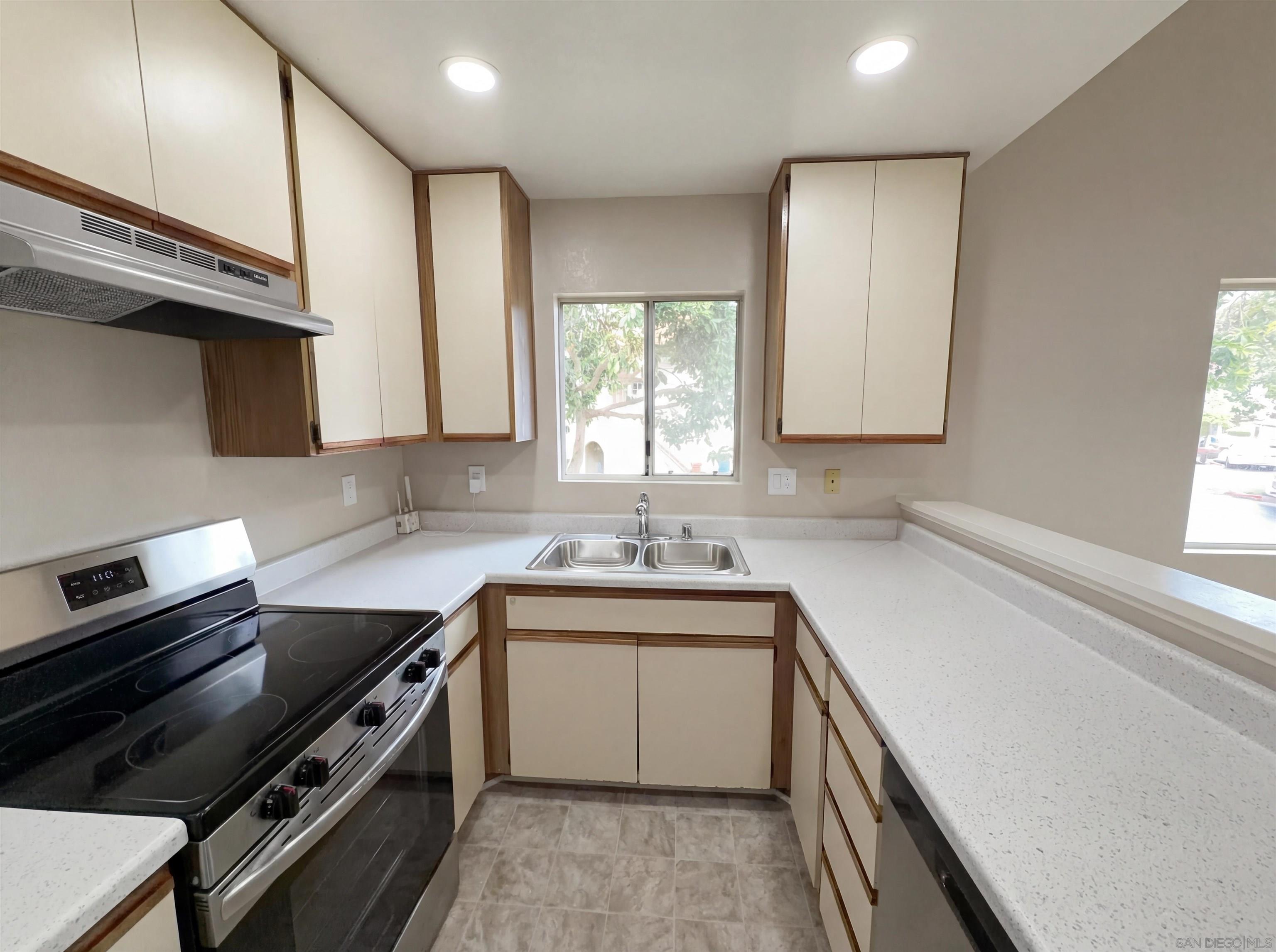 Detail Gallery Image 2 of 16 For 11231  Avenida De Los Lobos  #H,  San Diego,  CA 92127 - 2 Beds | 2 Baths