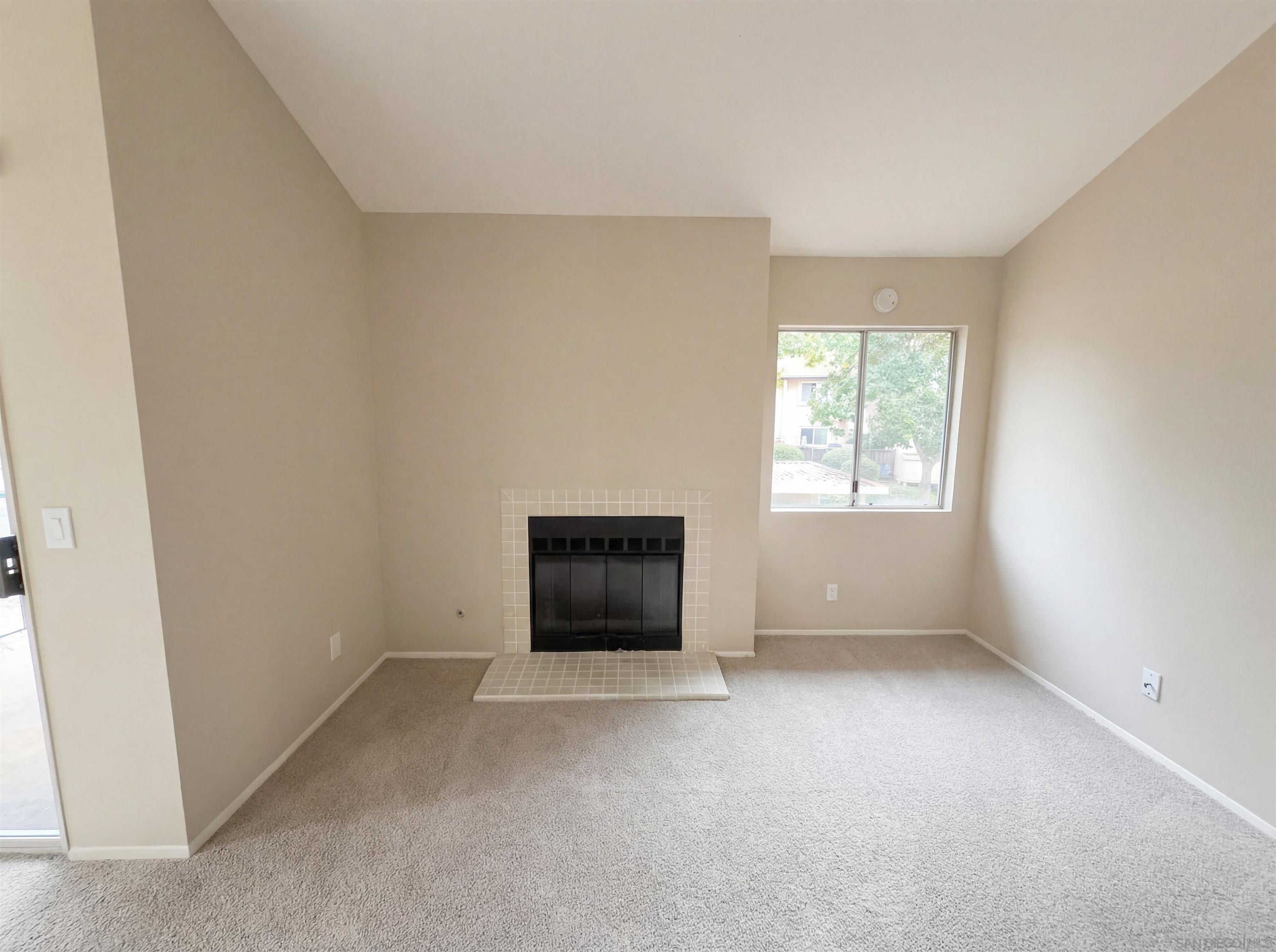 Detail Gallery Image 3 of 16 For 11231  Avenida De Los Lobos  #H,  San Diego,  CA 92127 - 2 Beds | 2 Baths