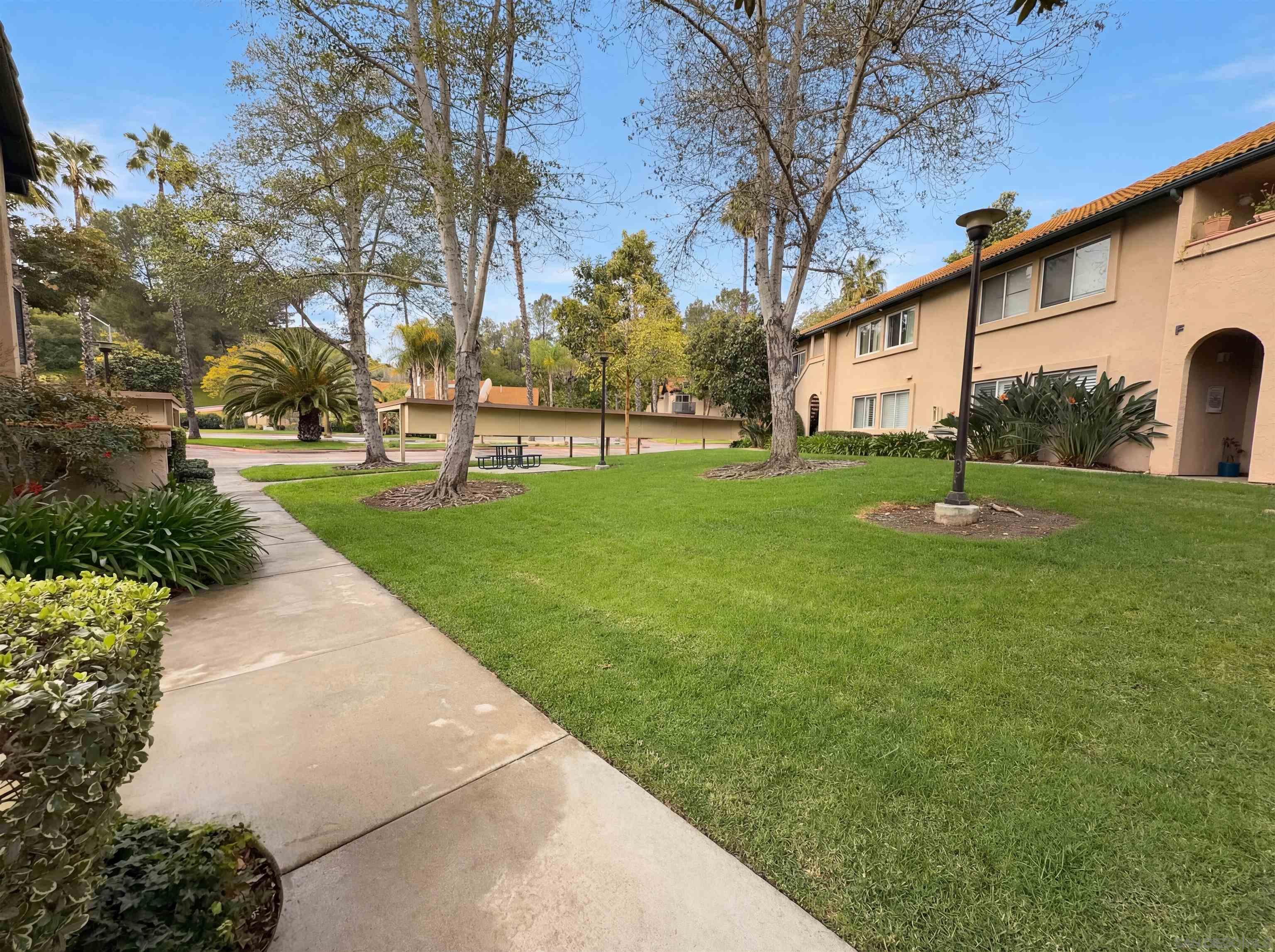 Detail Gallery Image 5 of 16 For 11231  Avenida De Los Lobos  #H,  San Diego,  CA 92127 - 2 Beds | 2 Baths
