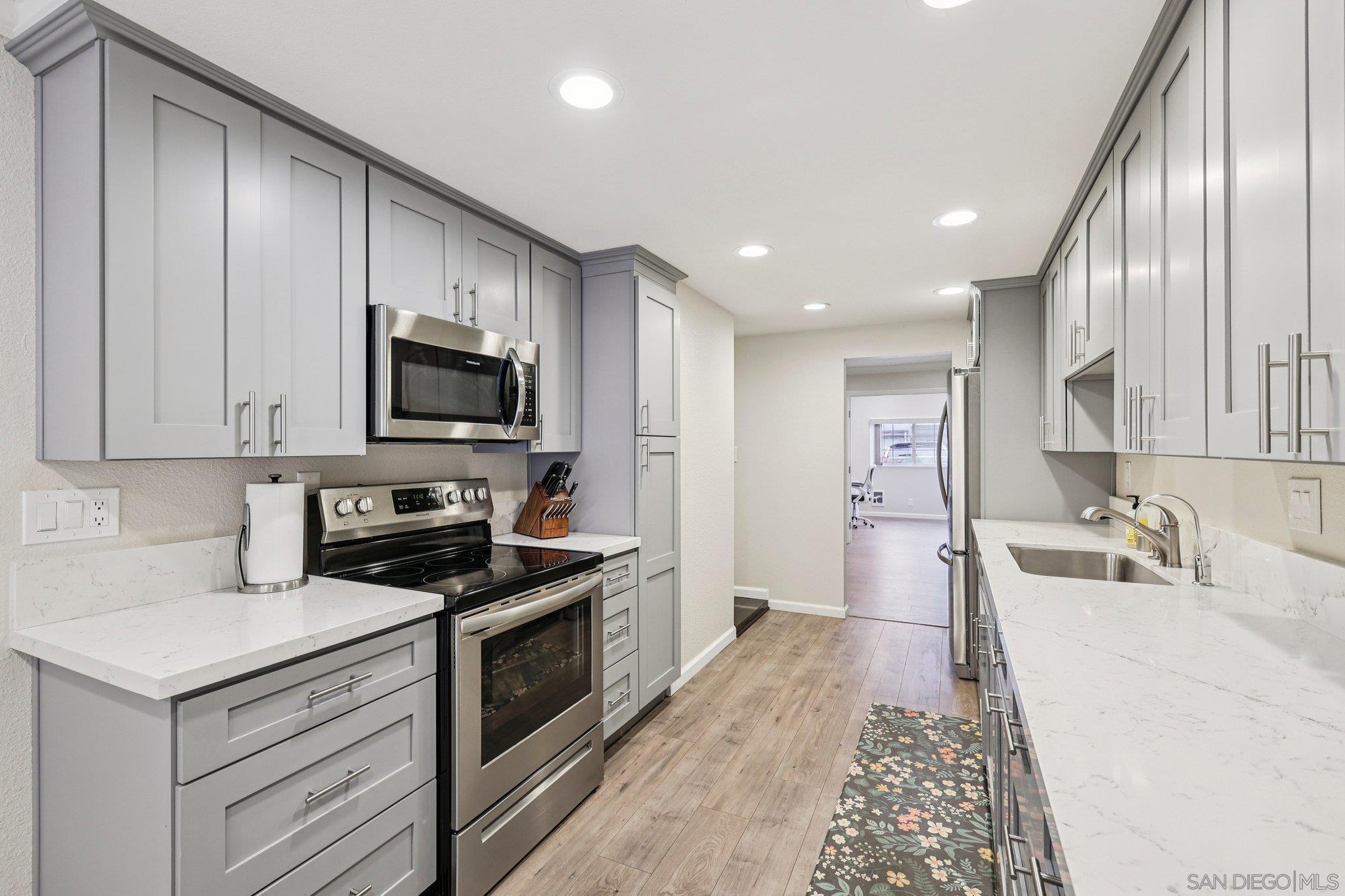 Detail Gallery Image 10 of 54 For 8870  Caminito Primavera, La Jolla,  CA 92037 - 4 Beds | 2/1 Baths