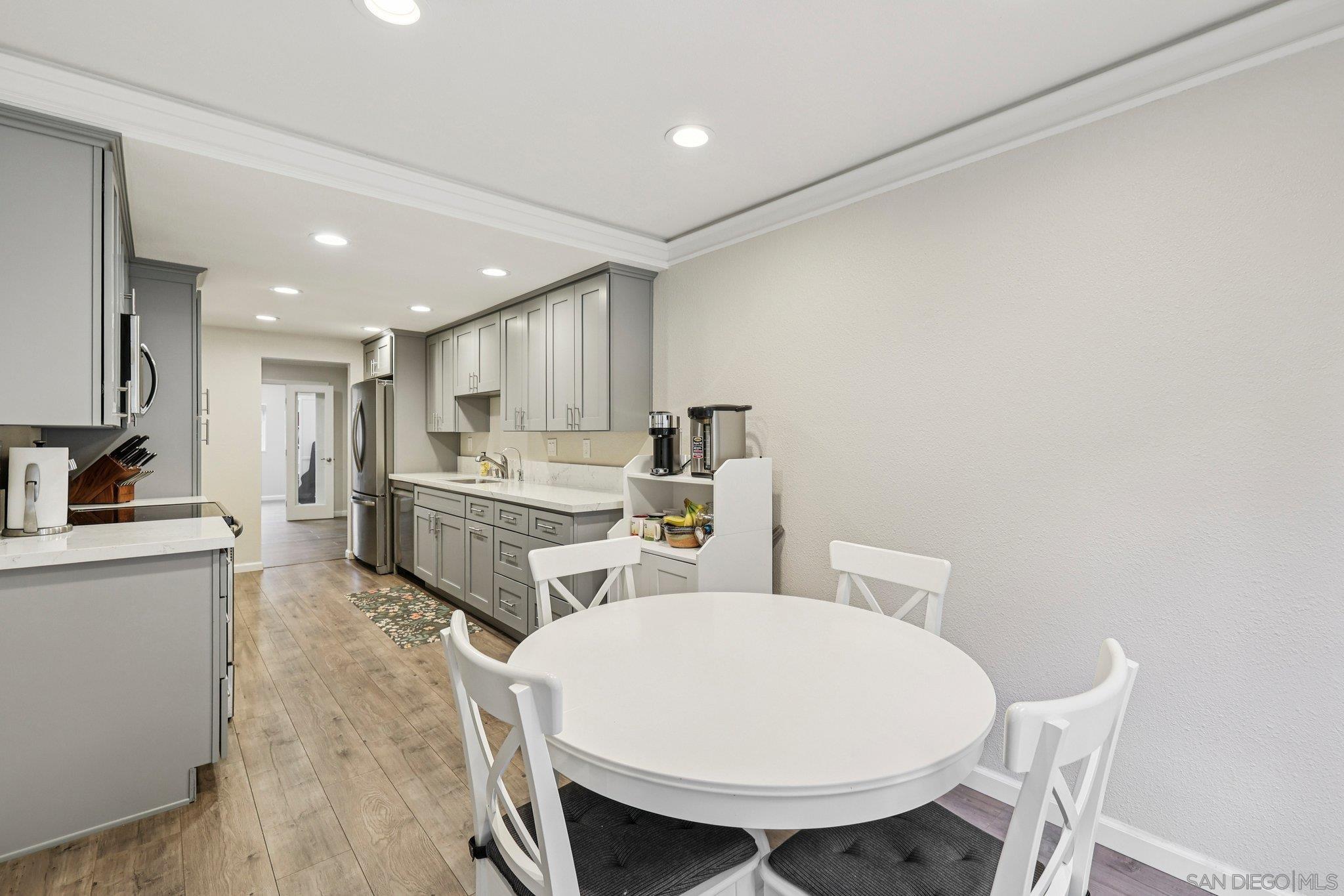 Detail Gallery Image 13 of 54 For 8870  Caminito Primavera, La Jolla,  CA 92037 - 4 Beds | 2/1 Baths