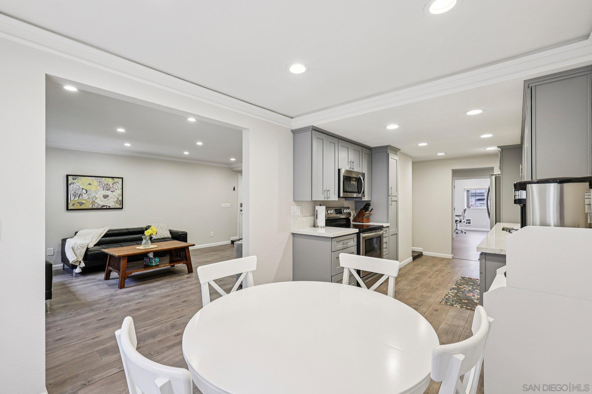 Detail Gallery Image 14 of 54 For 8870  Caminito Primavera, La Jolla,  CA 92037 - 4 Beds | 2/1 Baths