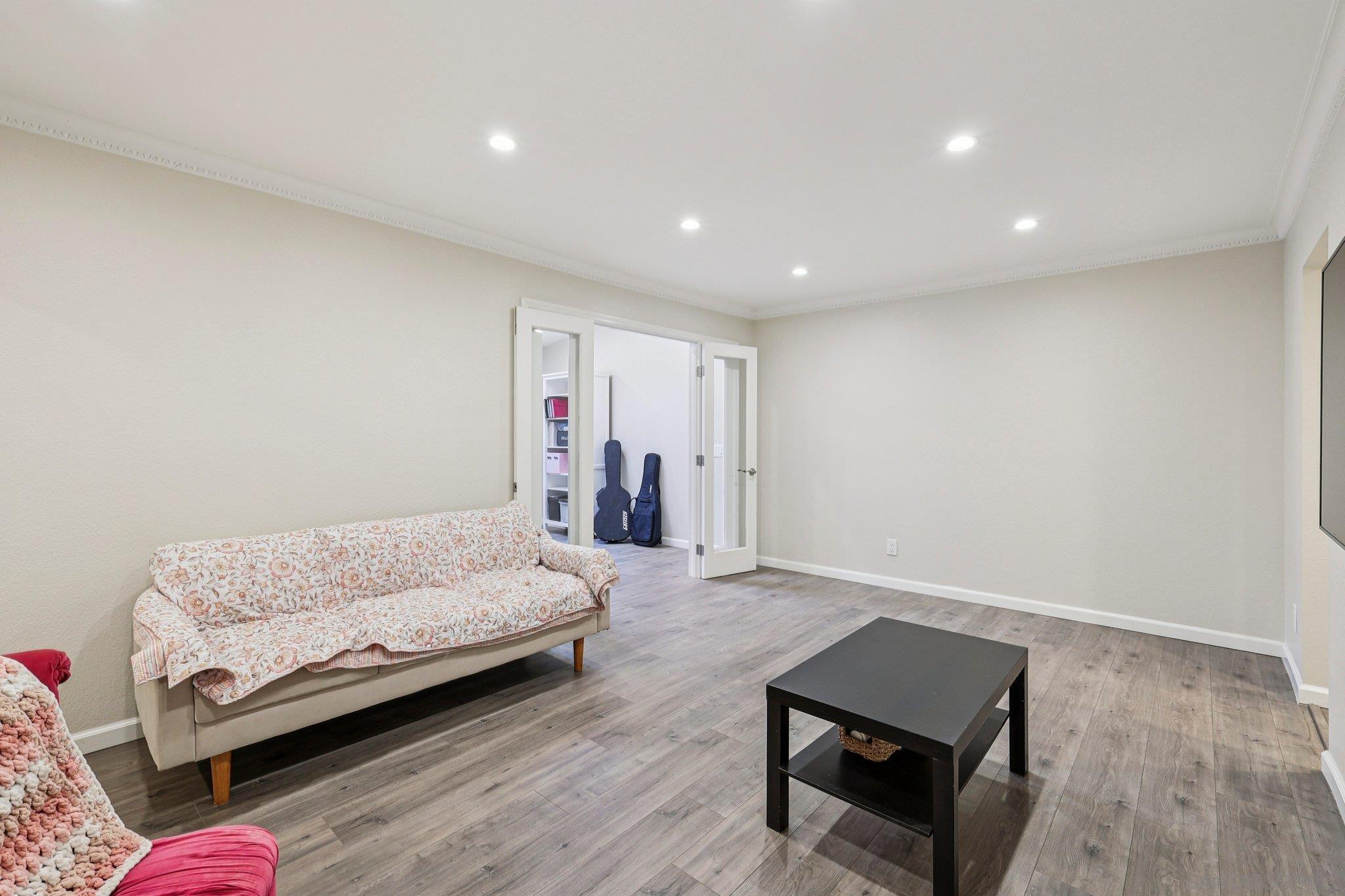 Detail Gallery Image 16 of 54 For 8870  Caminito Primavera, La Jolla,  CA 92037 - 4 Beds | 2/1 Baths