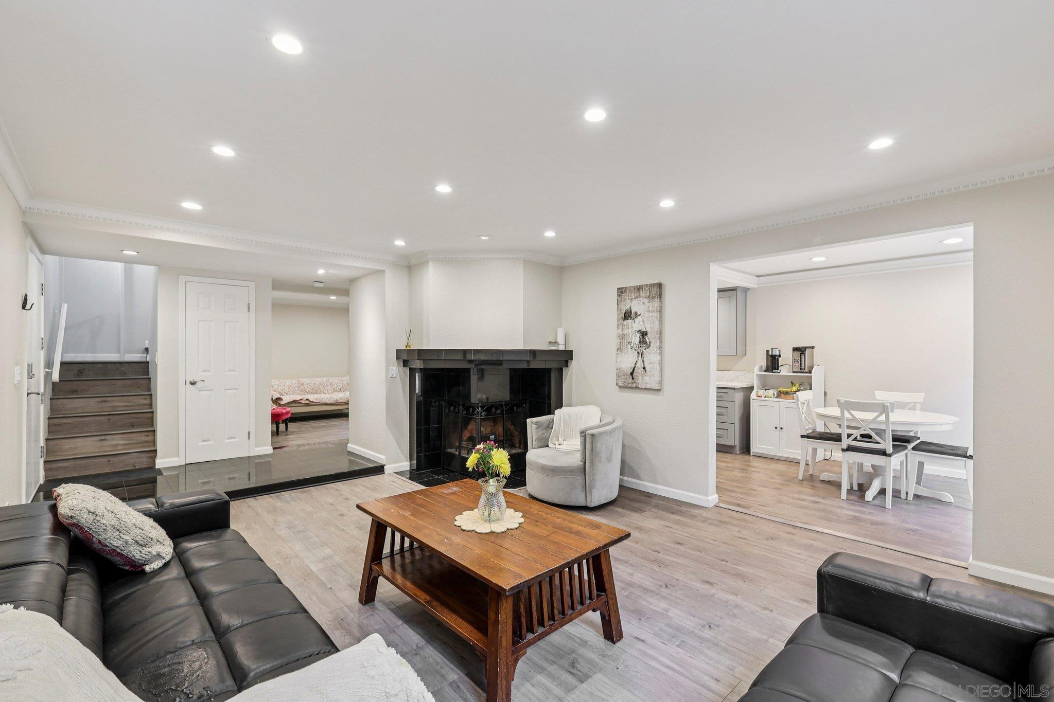 Detail Gallery Image 6 of 54 For 8870  Caminito Primavera, La Jolla,  CA 92037 - 4 Beds | 2/1 Baths