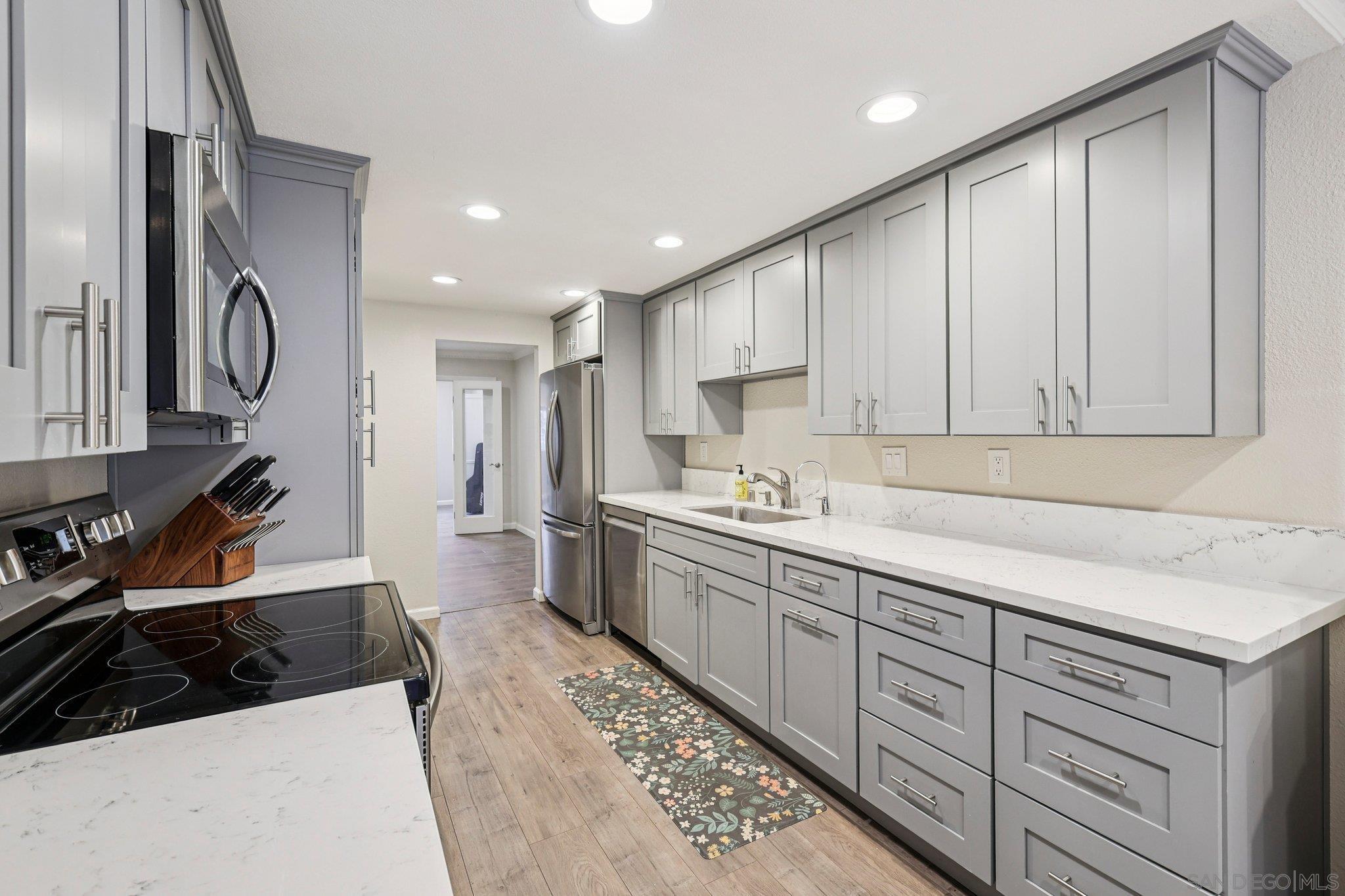 Detail Gallery Image 9 of 54 For 8870  Caminito Primavera, La Jolla,  CA 92037 - 4 Beds | 2/1 Baths