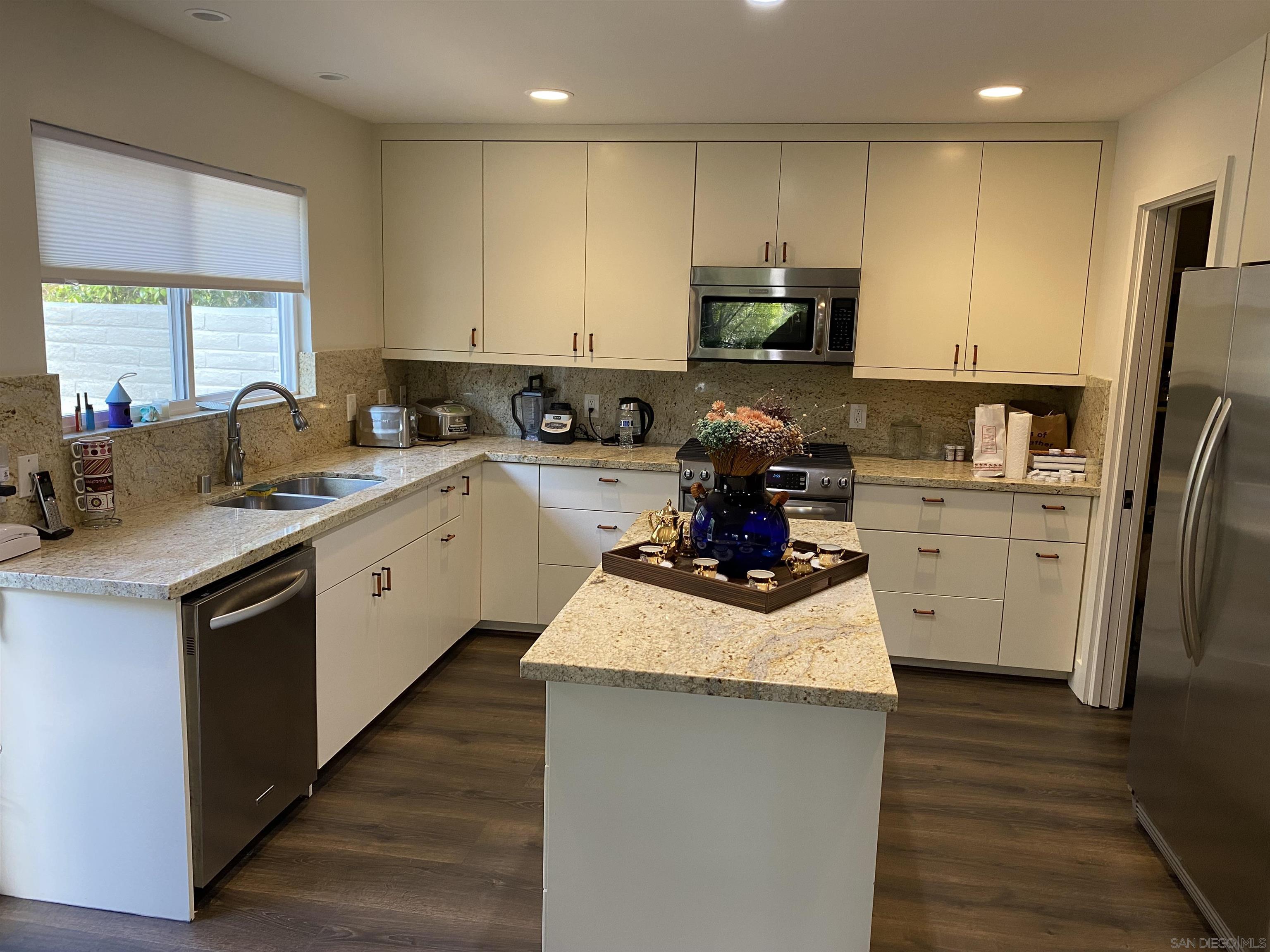 Detail Gallery Image 2 of 2 For 5576  Caminito Herminia, La Jolla,  CA 92037 - 3 Beds | 2/1 Baths