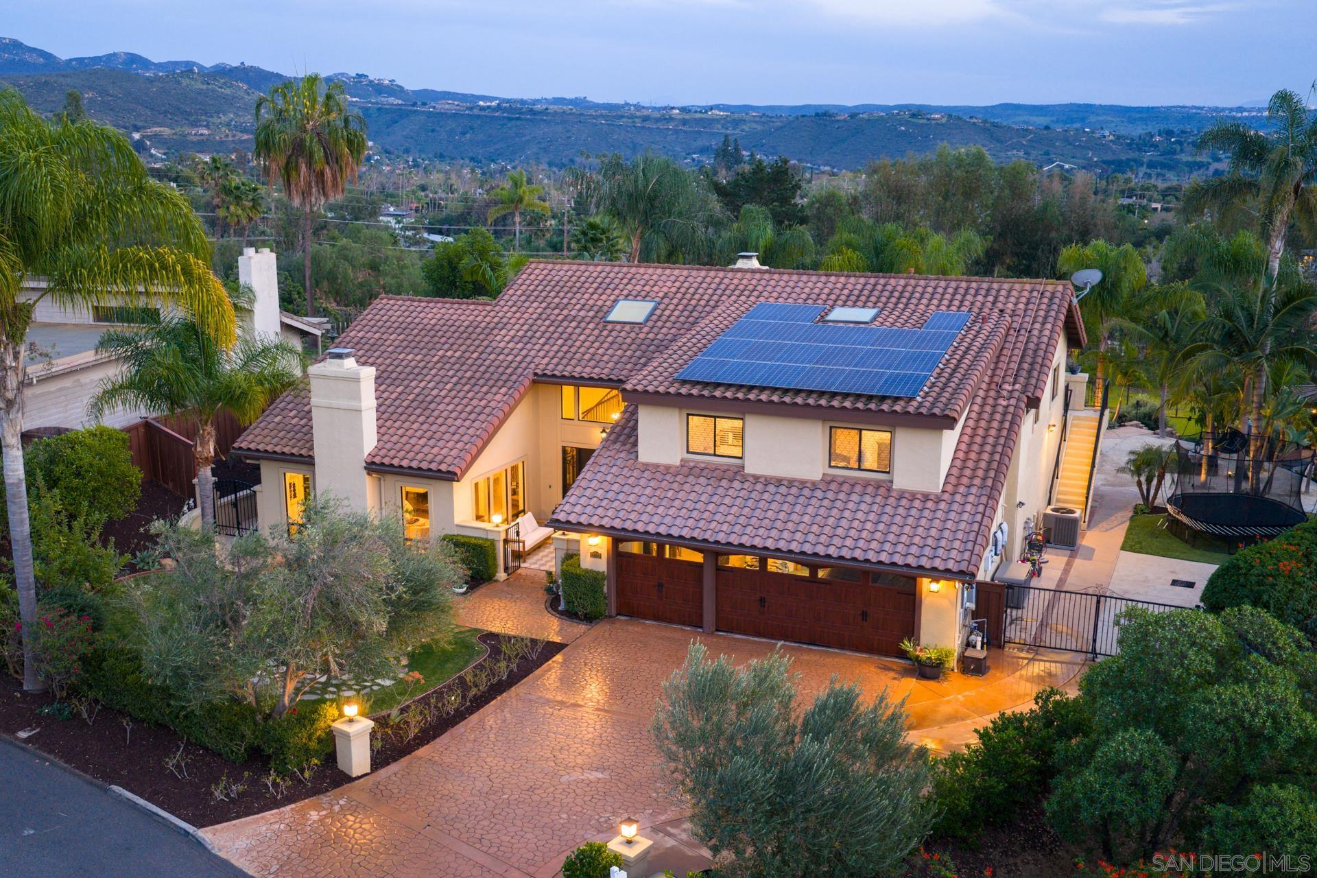 Detail Gallery Image 2 of 34 For 13723  Vista Poniente Drive, Poway,  CA 92064 - 5 Beds | 3 Baths