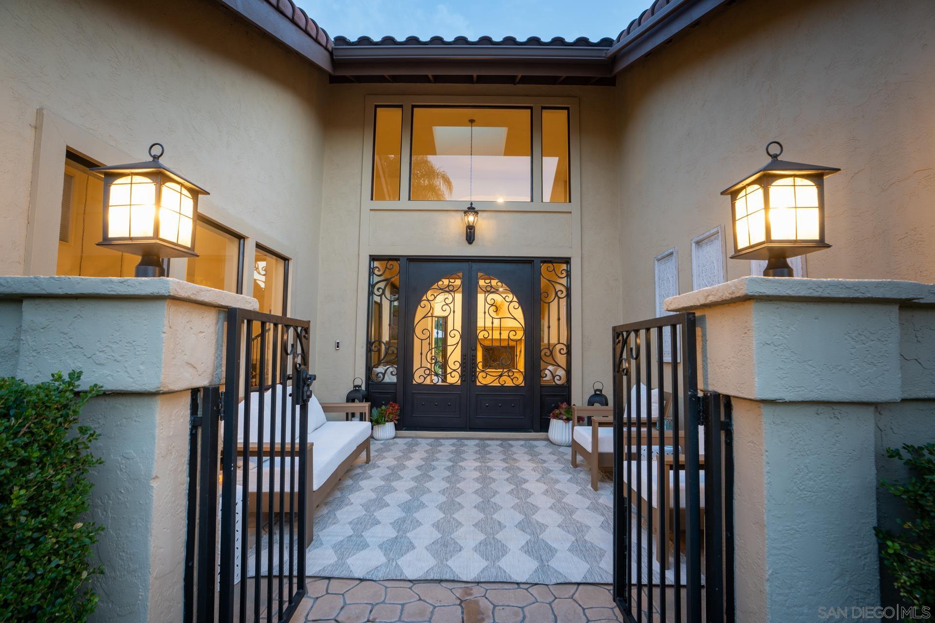 Detail Gallery Image 4 of 34 For 13723  Vista Poniente Drive, Poway,  CA 92064 - 5 Beds | 3 Baths