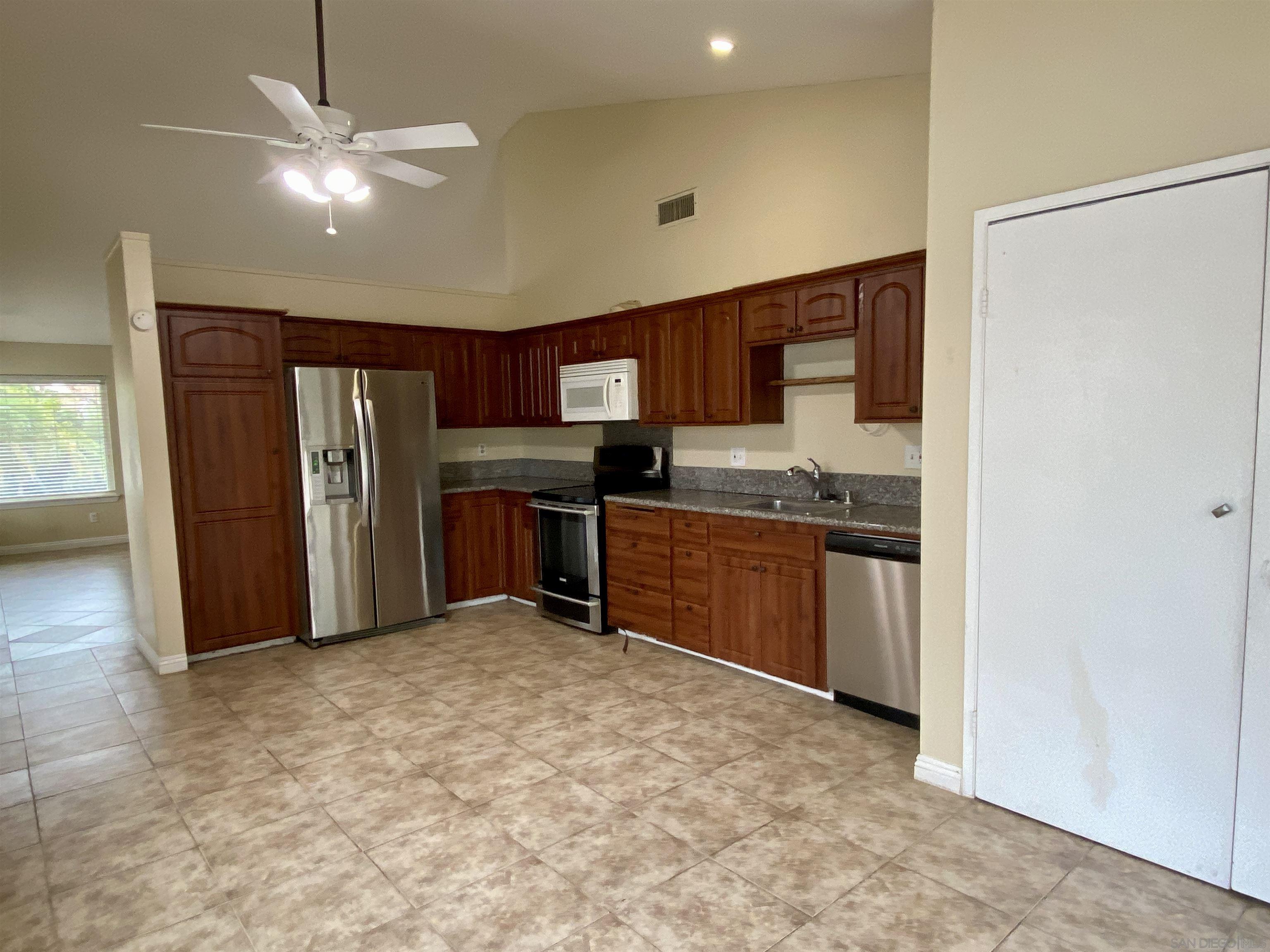 Detail Gallery Image 4 of 23 For 17908  Valladares Dr, San Diego,  CA 92127 - 3 Beds | 2 Baths