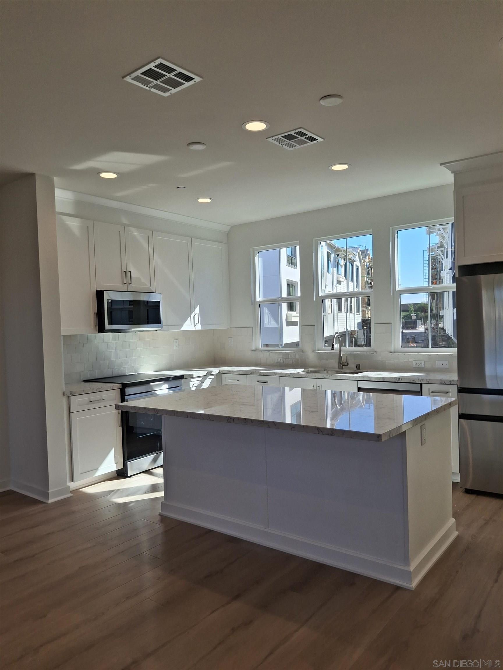 Detail Gallery Image 5 of 35 For 4672  Catmint, Carlsbad,  CA 92008 - 4 Beds | 2/2 Baths