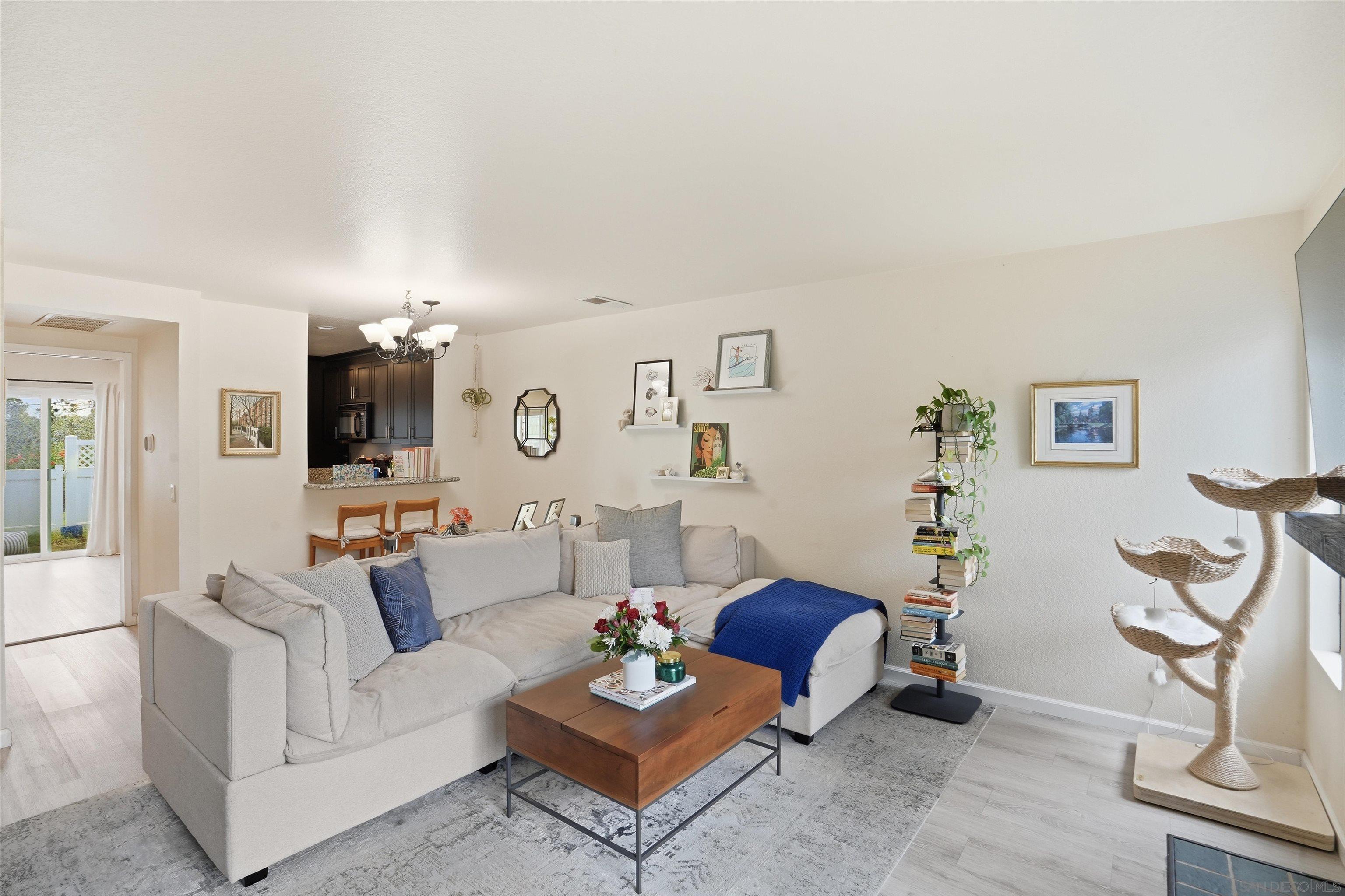 Detail Gallery Image 2 of 37 For 857  Violet Ct, Carlsbad,  CA 92011 - 2 Beds | 1/1 Baths