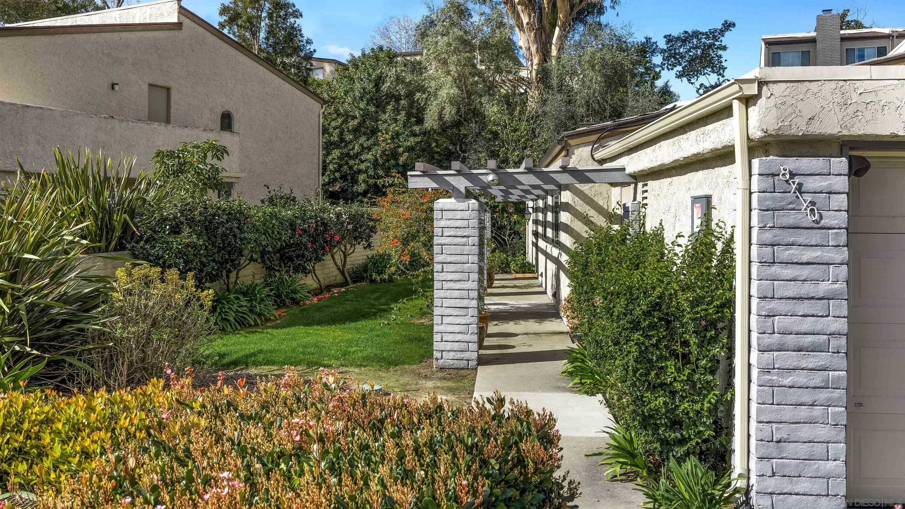 Detail Gallery Image 3 of 37 For 8770  Caminito Sueno, La Jolla,  CA 92037 - 3 Beds | 2 Baths