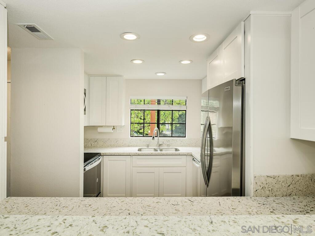 Detail Gallery Image 9 of 30 For 2822  Winthrop Ave, Carlsbad,  CA 92010 - 2 Beds | 2 Baths