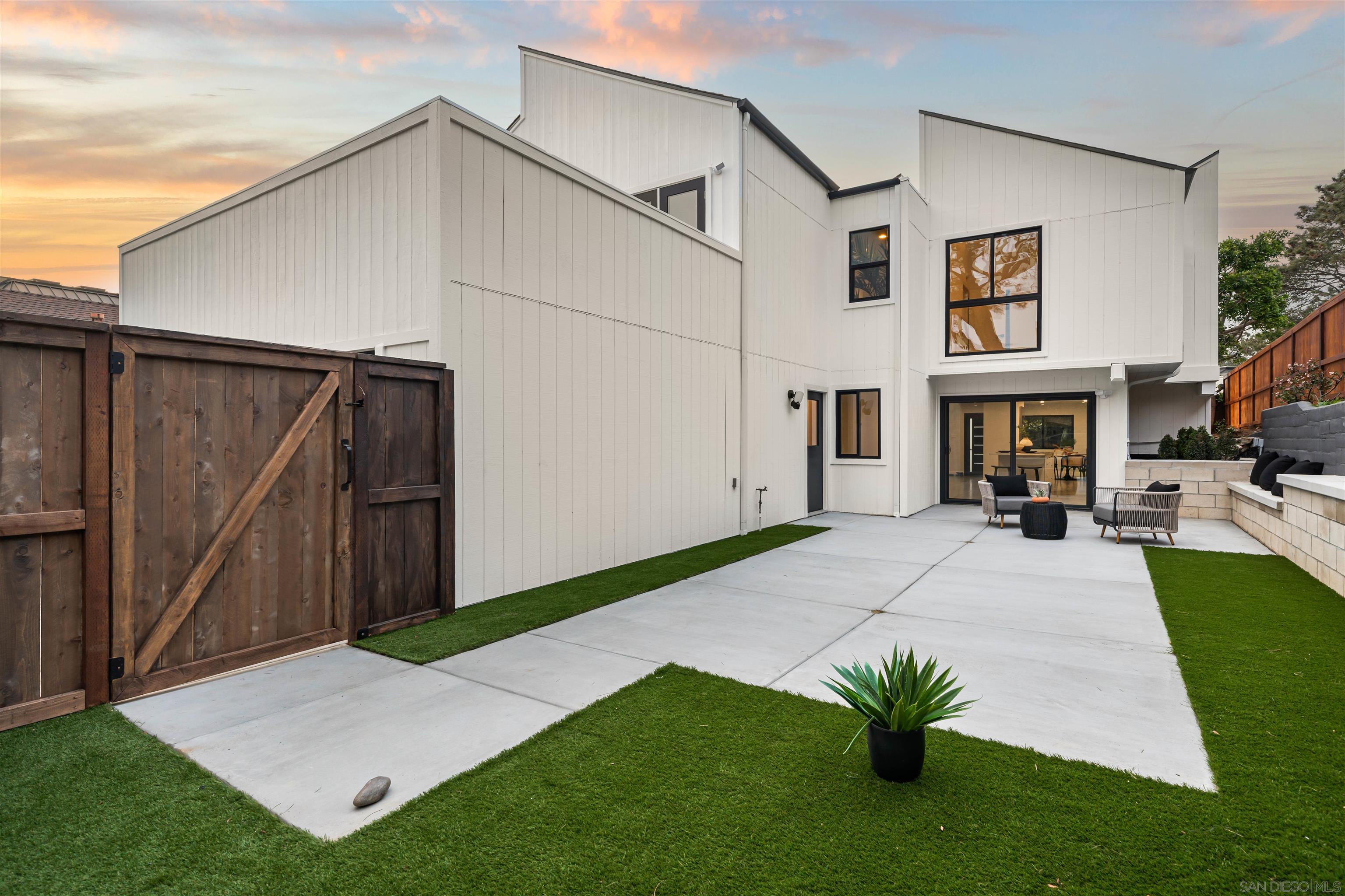 Detail Gallery Image 17 of 29 For 2029  Del Mar Heights Rd, Del Mar,  CA 92014 - 4 Beds | 4/1 Baths