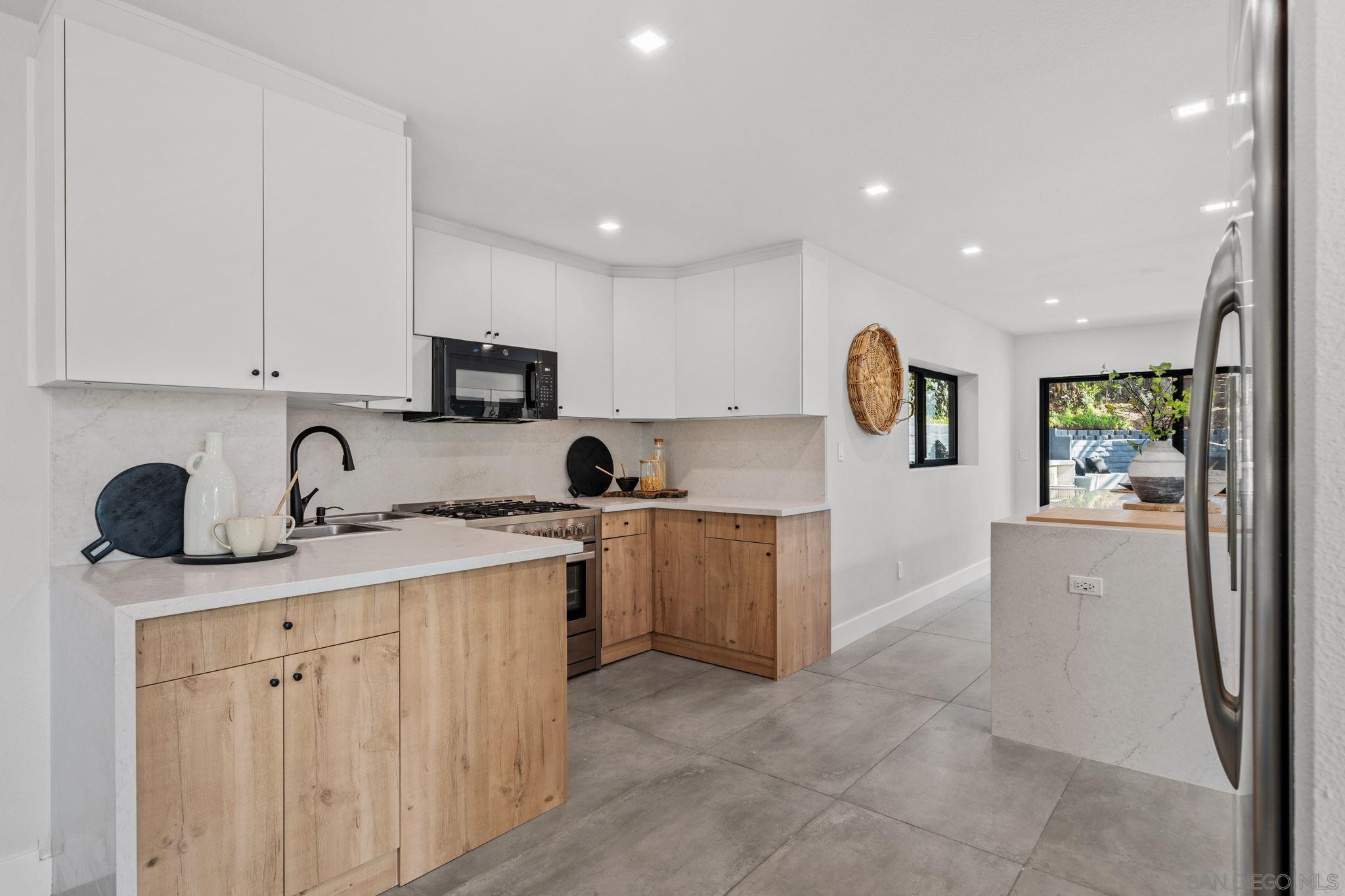 Detail Gallery Image 6 of 29 For 2029  Del Mar Heights Rd, Del Mar,  CA 92014 - 4 Beds | 4/1 Baths