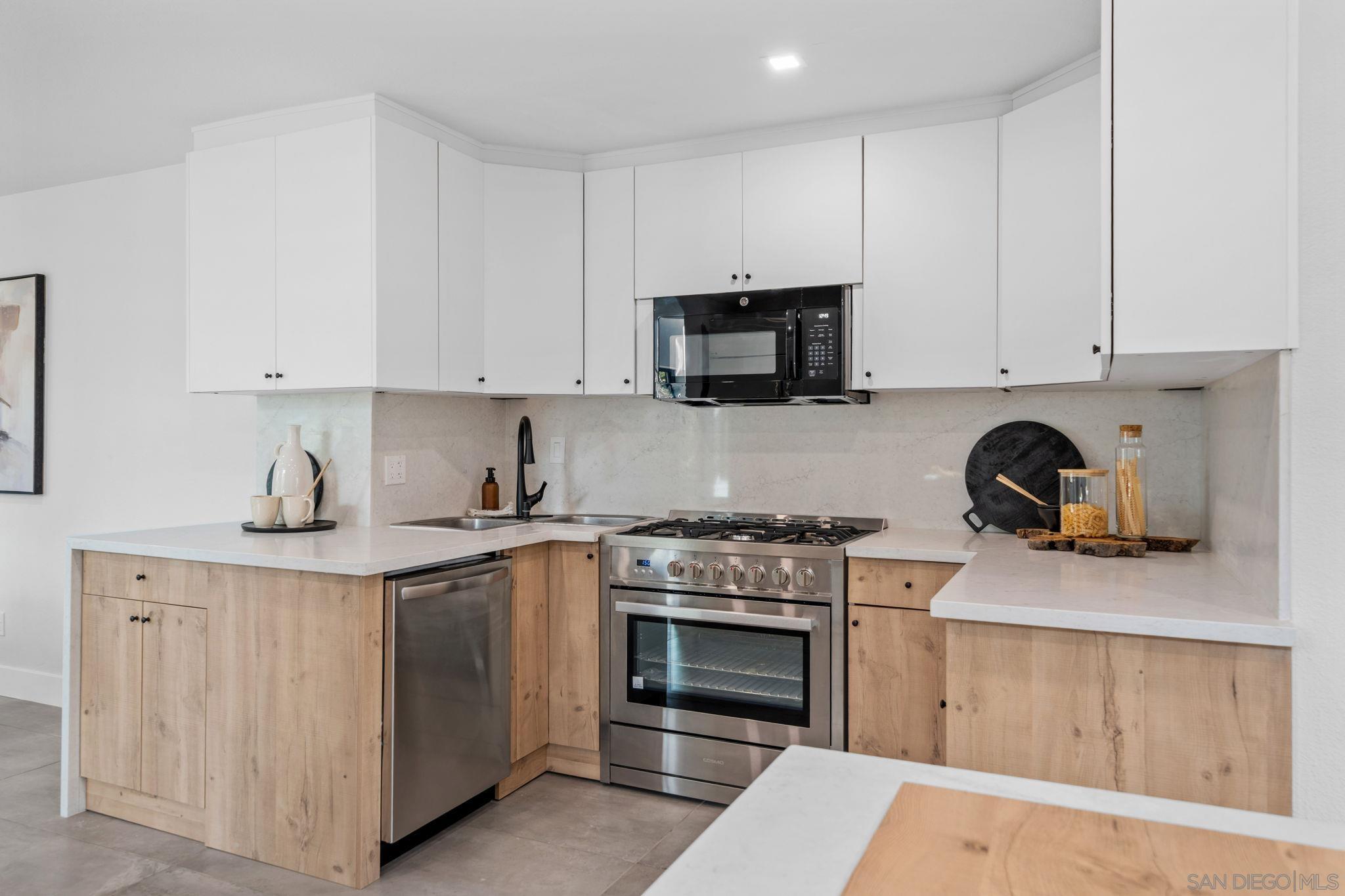 Detail Gallery Image 7 of 29 For 2029  Del Mar Heights Rd, Del Mar,  CA 92014 - 4 Beds | 4/1 Baths