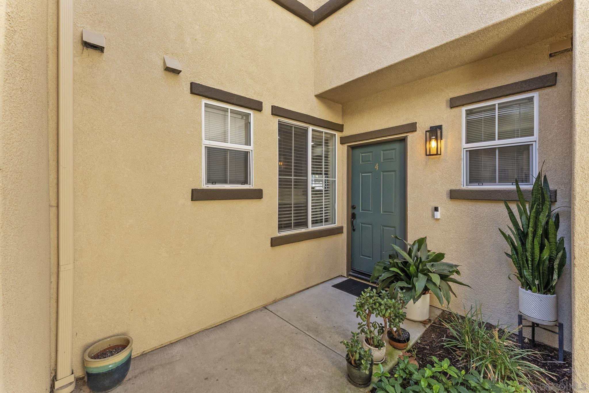 Detail Gallery Image 2 of 23 For 625  Sumner Way  #4,  Oceanside,  CA 92058 - 3 Beds | 2/1 Baths