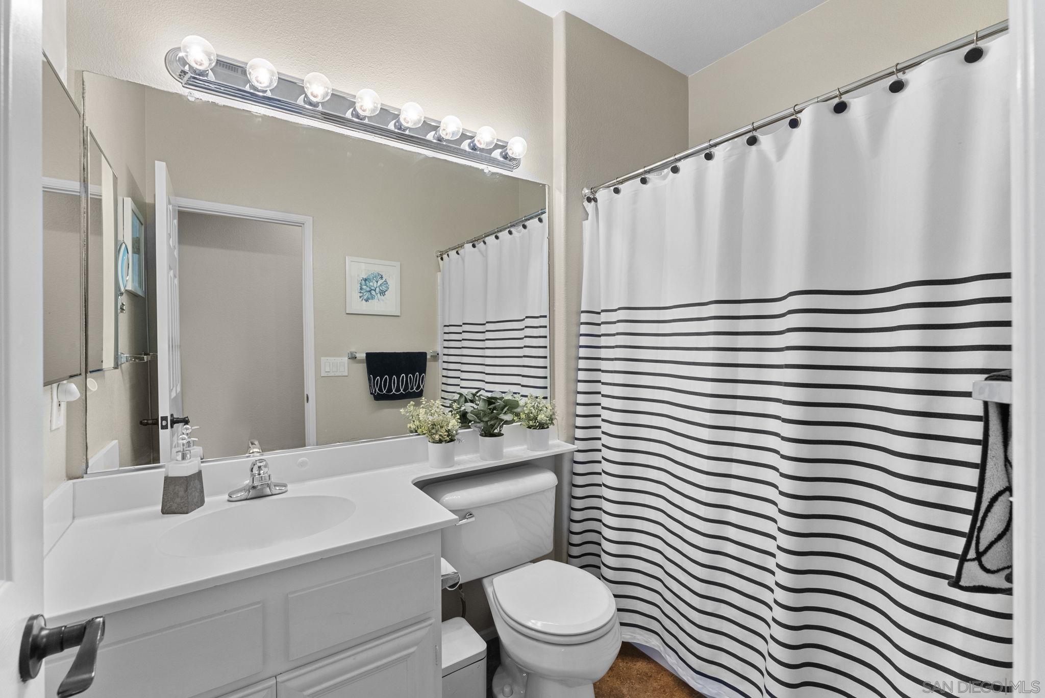 Detail Gallery Image 17 of 23 For 625  Sumner Way  #4,  Oceanside,  CA 92058 - 3 Beds | 2/1 Baths