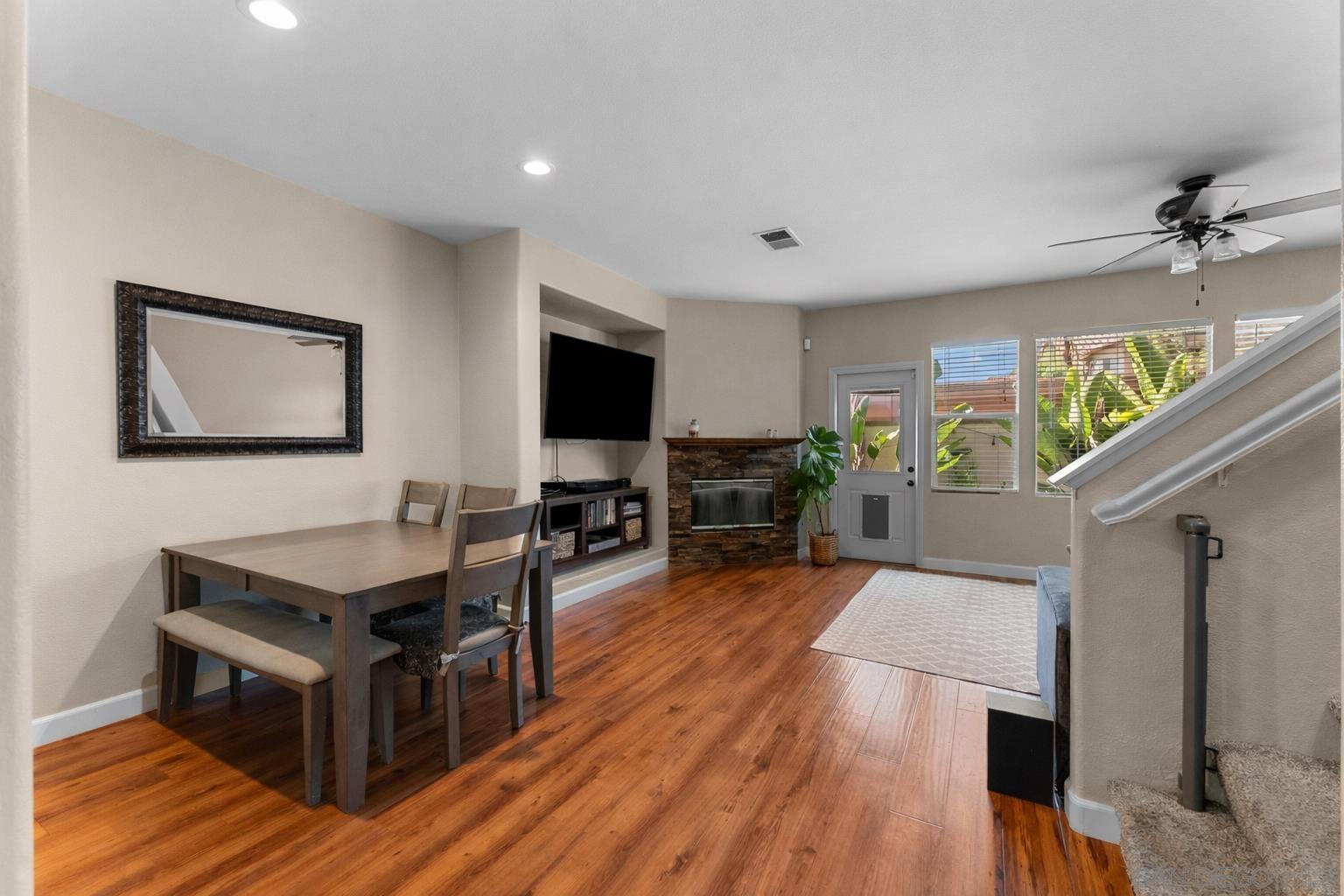 Detail Gallery Image 4 of 23 For 625  Sumner Way  #4,  Oceanside,  CA 92058 - 3 Beds | 2/1 Baths