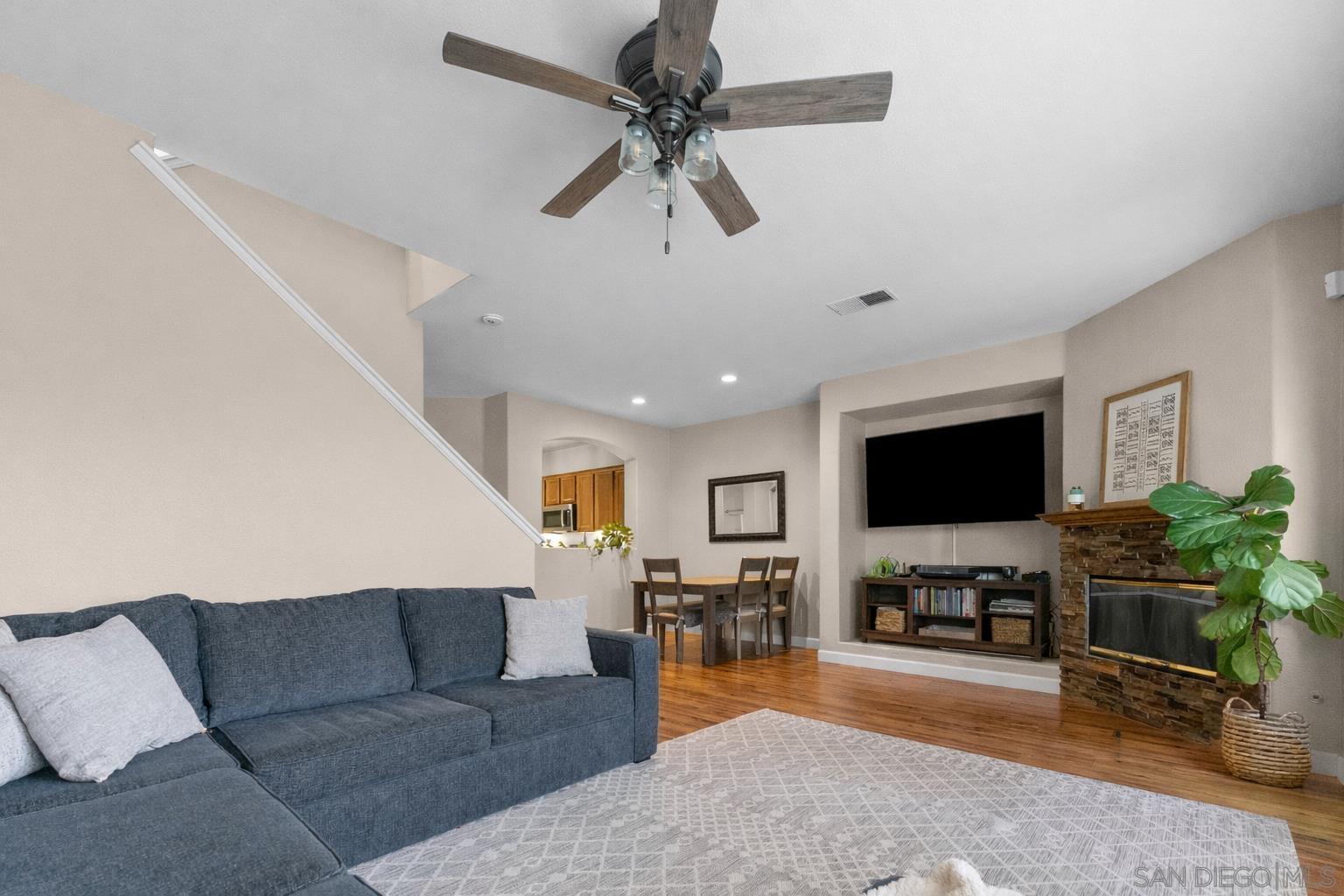 Detail Gallery Image 6 of 23 For 625  Sumner Way  #4,  Oceanside,  CA 92058 - 3 Beds | 2/1 Baths