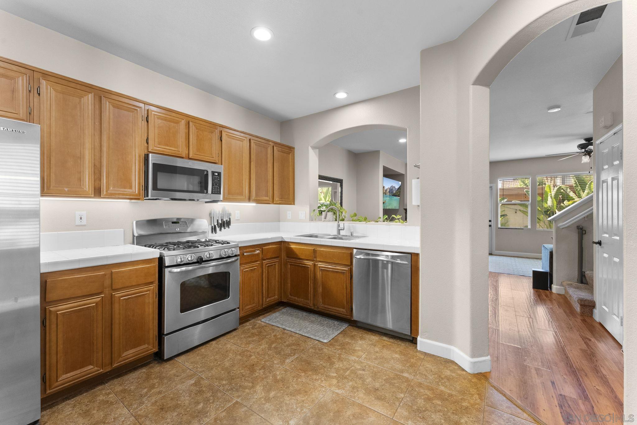 Detail Gallery Image 8 of 23 For 625  Sumner Way  #4,  Oceanside,  CA 92058 - 3 Beds | 2/1 Baths