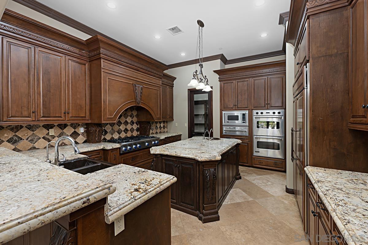 Detail Gallery Image 17 of 42 For 3745  Vista Pointe, Bonita,  CA 91902 - 6 Beds | 5/1 Baths
