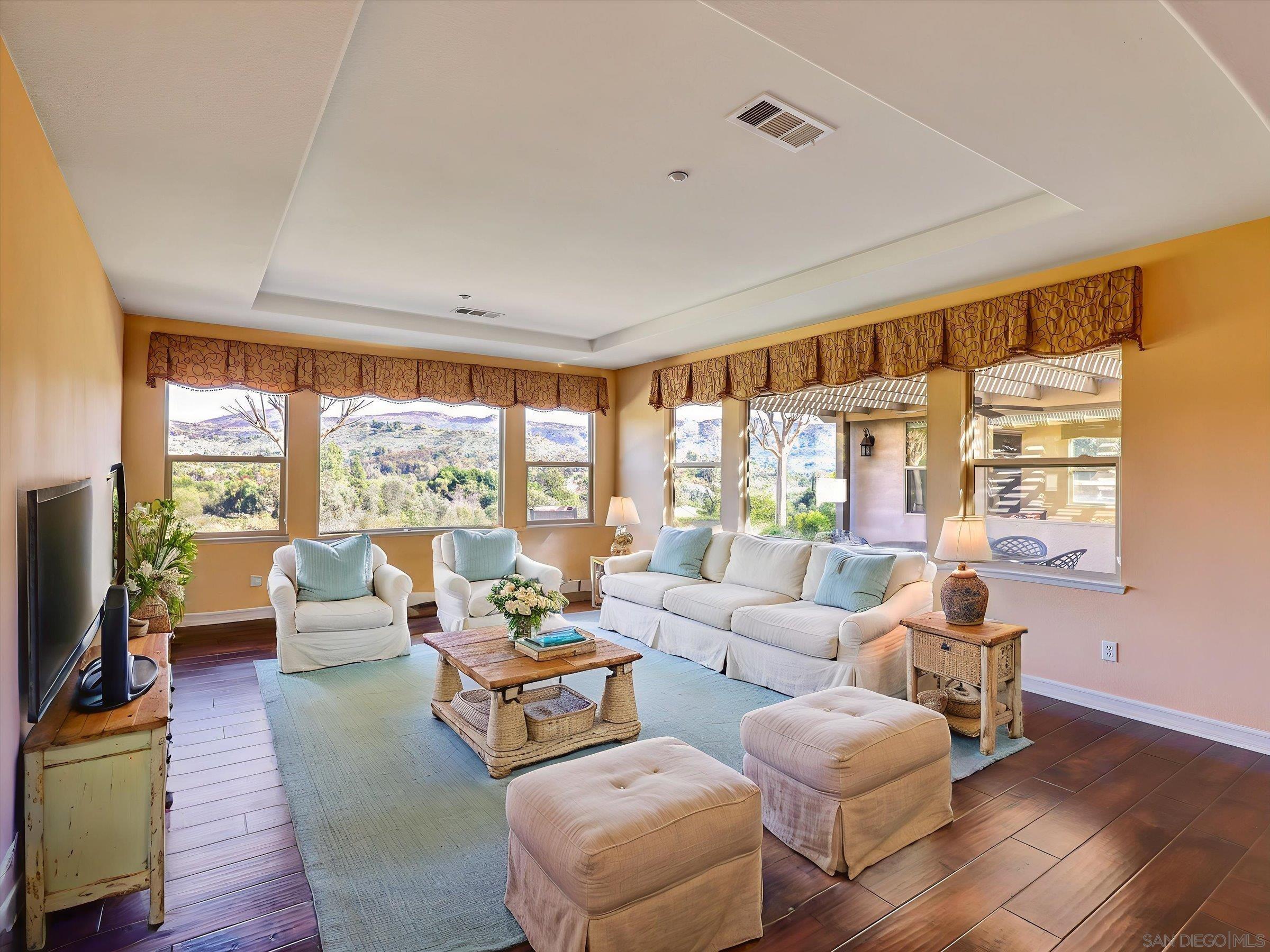 Detail Gallery Image 5 of 56 For 25440  Rue Lausanne, Escondido,  CA 92026 - 5 Beds | 3/1 Baths