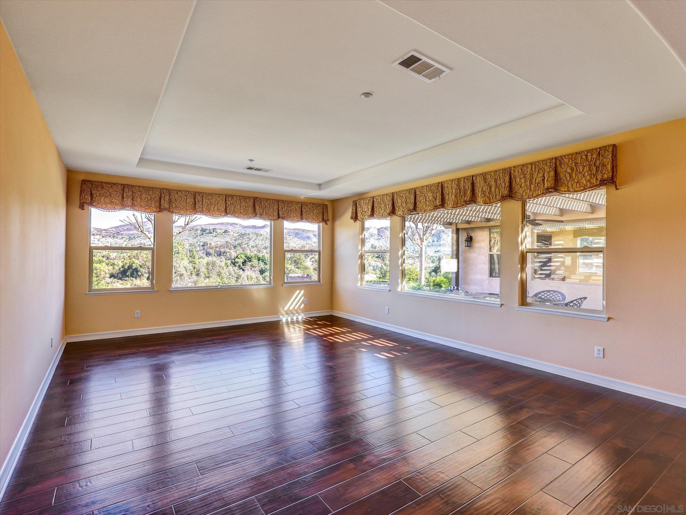 Detail Gallery Image 6 of 56 For 25440  Rue Lausanne, Escondido,  CA 92026 - 5 Beds | 3/1 Baths