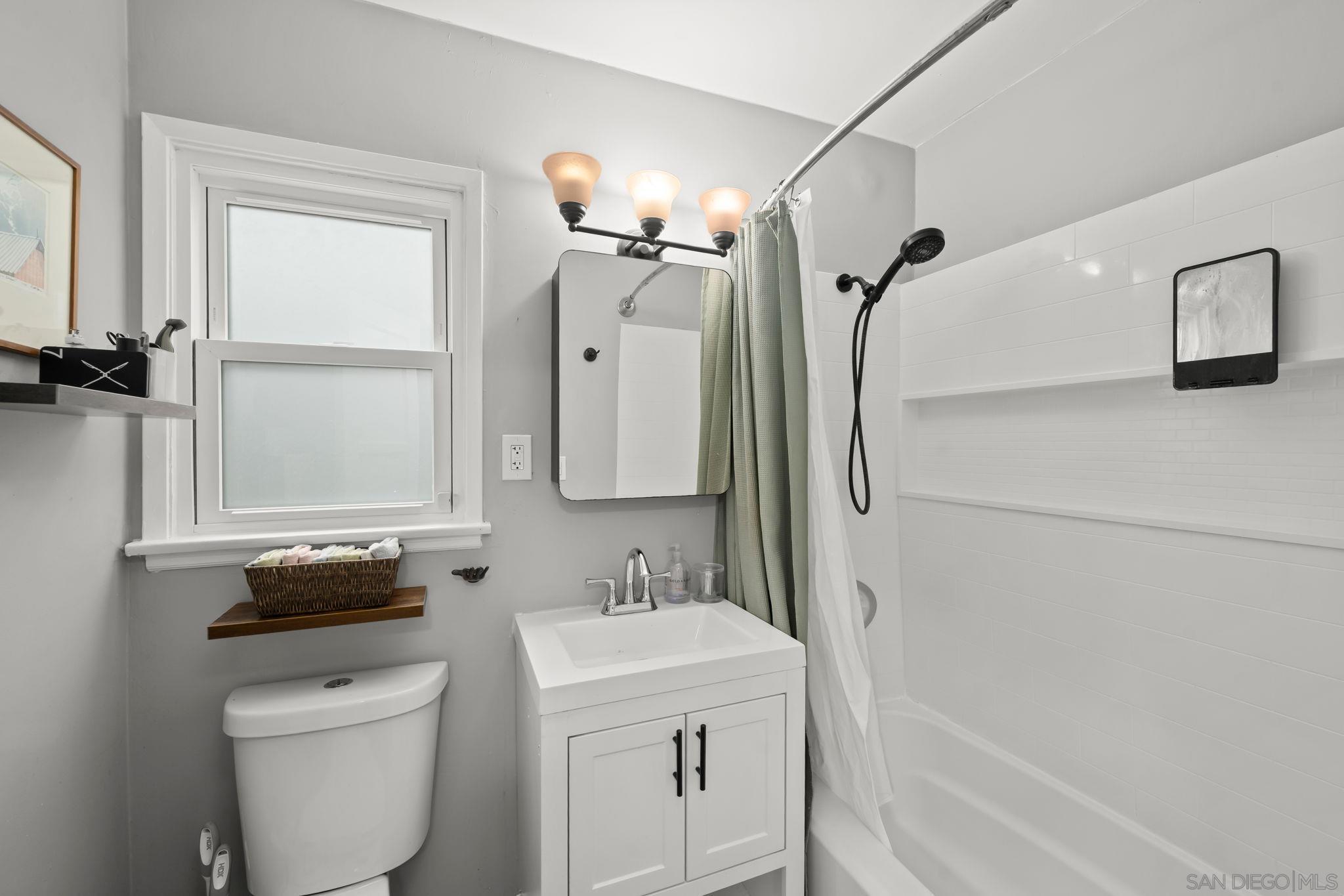 Detail Gallery Image 13 of 31 For 1968  Parrot St, San Diego,  CA 92105 - 2 Beds | 1 Baths