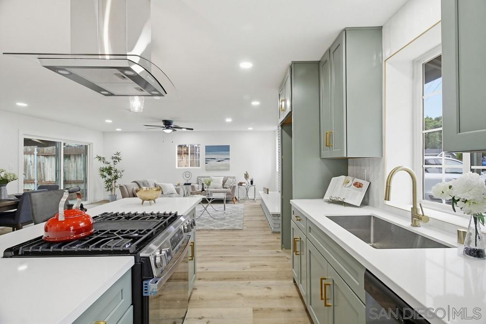 Detail Gallery Image 5 of 31 For 8402  Lockland Court, Spring Valley,  CA 91977 - 5 Beds | 3 Baths