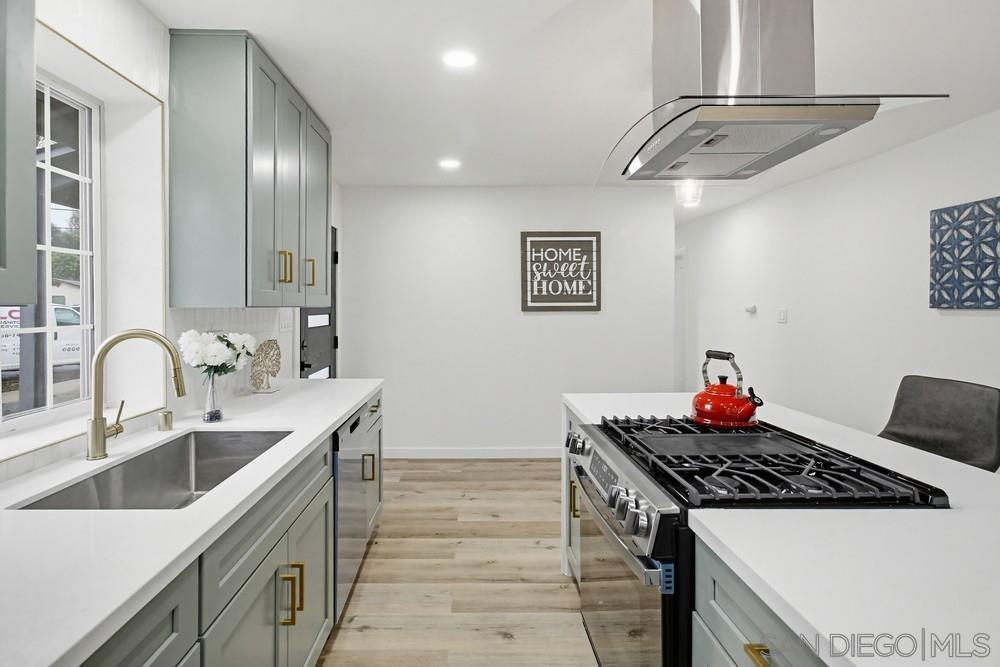 Detail Gallery Image 8 of 31 For 8402  Lockland Court, Spring Valley,  CA 91977 - 5 Beds | 3 Baths