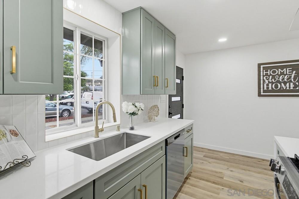 Detail Gallery Image 9 of 31 For 8402  Lockland Court, Spring Valley,  CA 91977 - 5 Beds | 3 Baths