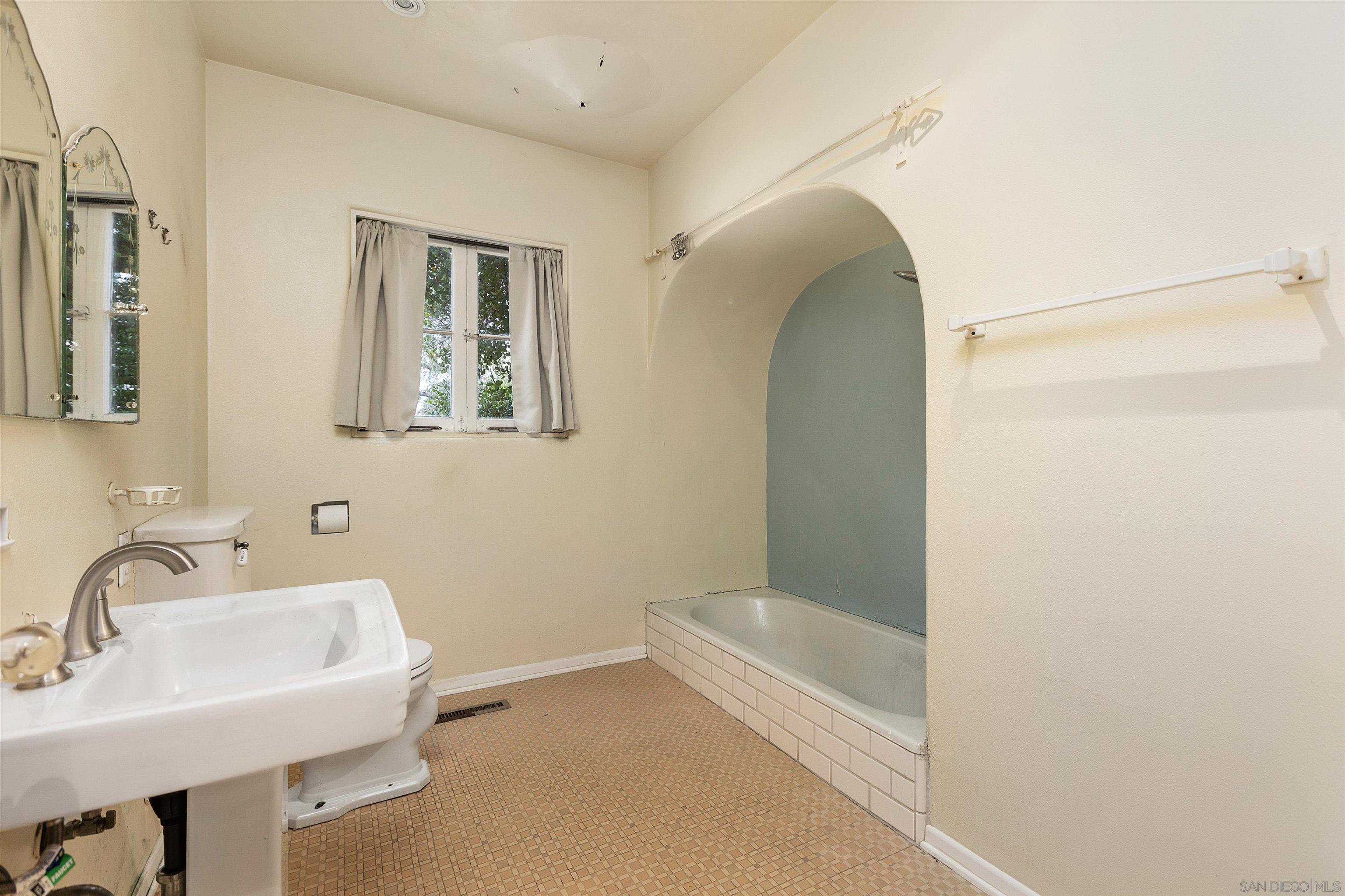 Detail Gallery Image 14 of 47 For 2219  La Callecita, San Diego,  CA 92103 - 3 Beds | 1/1 Baths