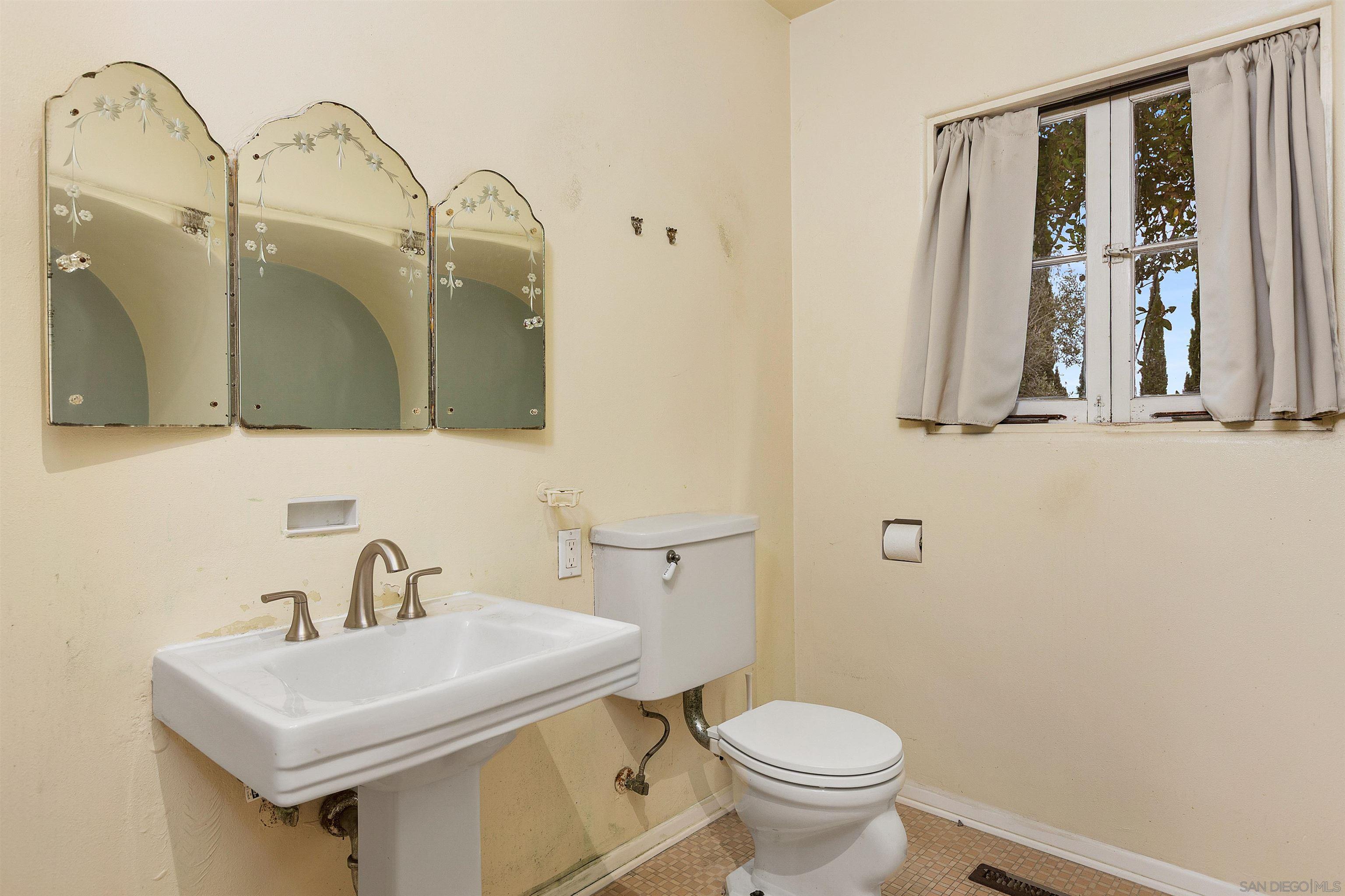 Detail Gallery Image 15 of 47 For 2219  La Callecita, San Diego,  CA 92103 - 3 Beds | 1/1 Baths