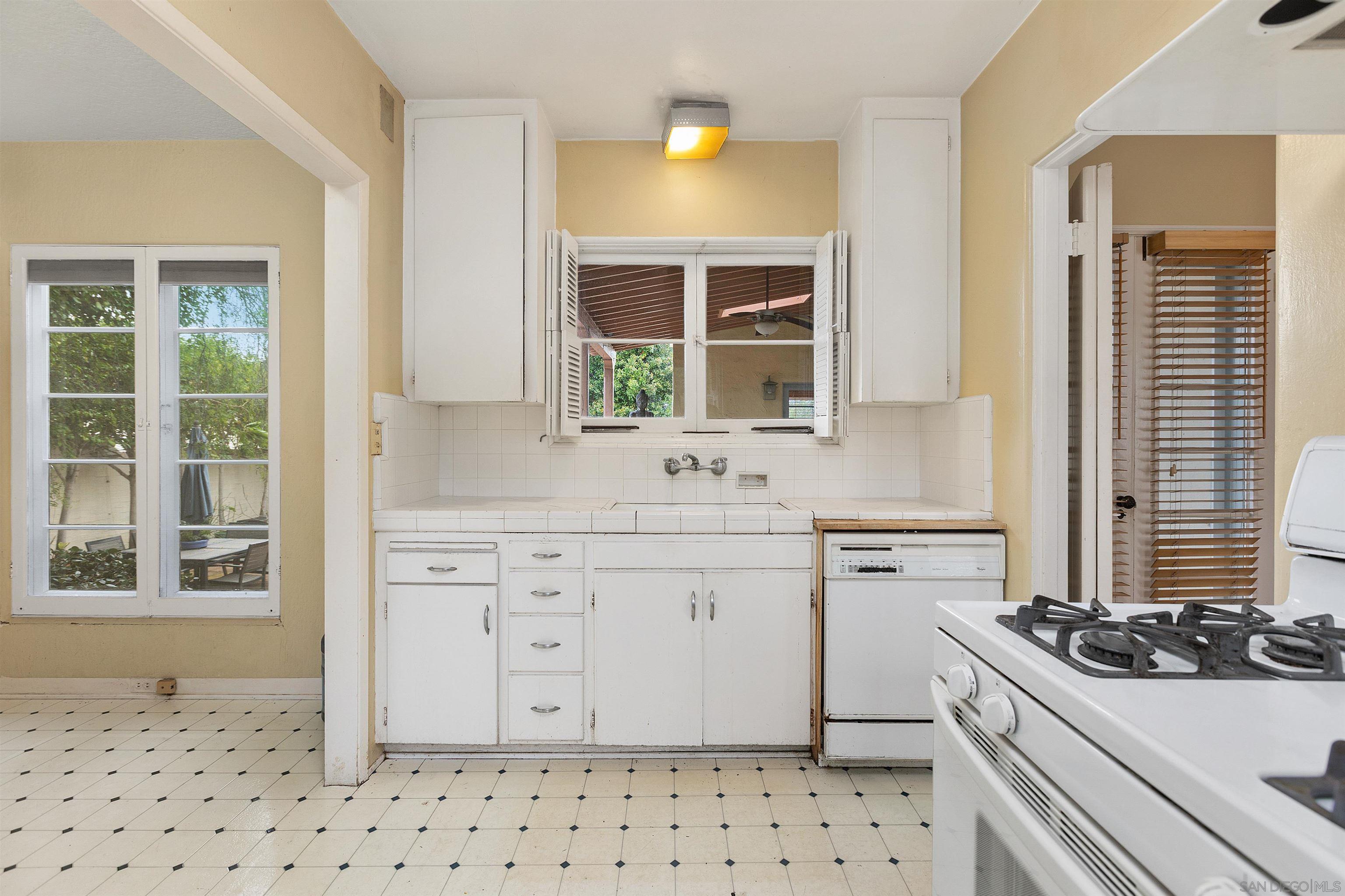 Detail Gallery Image 24 of 47 For 2219  La Callecita, San Diego,  CA 92103 - 3 Beds | 1/1 Baths