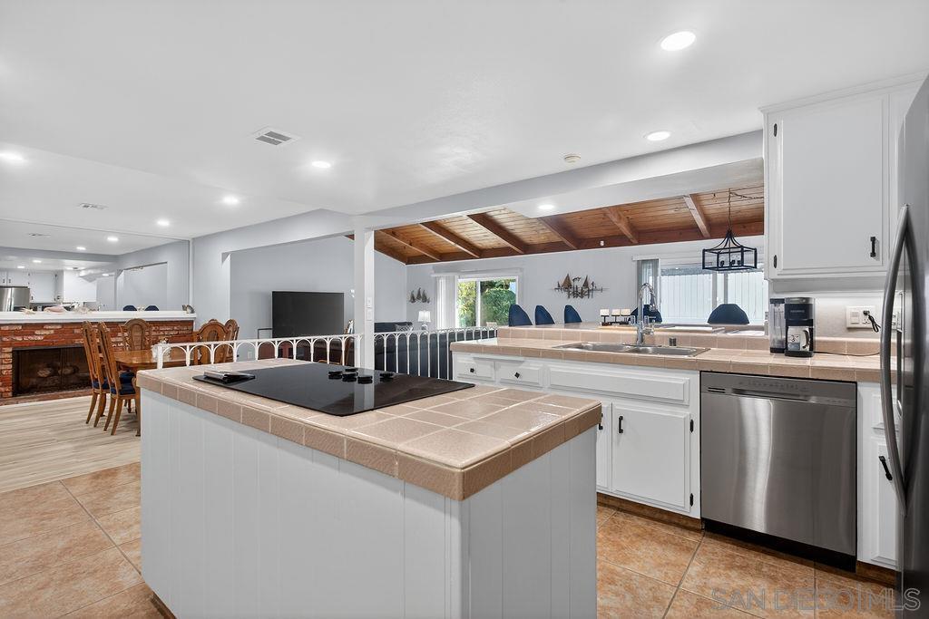 Detail Gallery Image 6 of 44 For 5349  Vickie Dr, San Diego,  CA 92109 - 4 Beds | 2/1 Baths